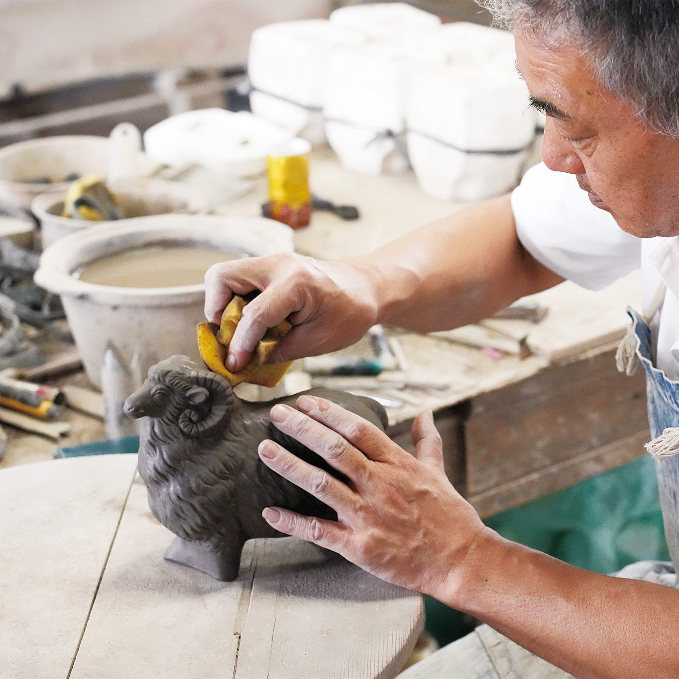 am&be|ａｍ＆ｂｅ　釉薬（ゆうやく）のぬくもりある表情が愛らしい　幸運を呼び込む　信楽焼のひつじ〈スモール〉の会|滋賀県の信楽焼の工房で、職人さんがひとつひとつ手作業で型取り、色を付けています。