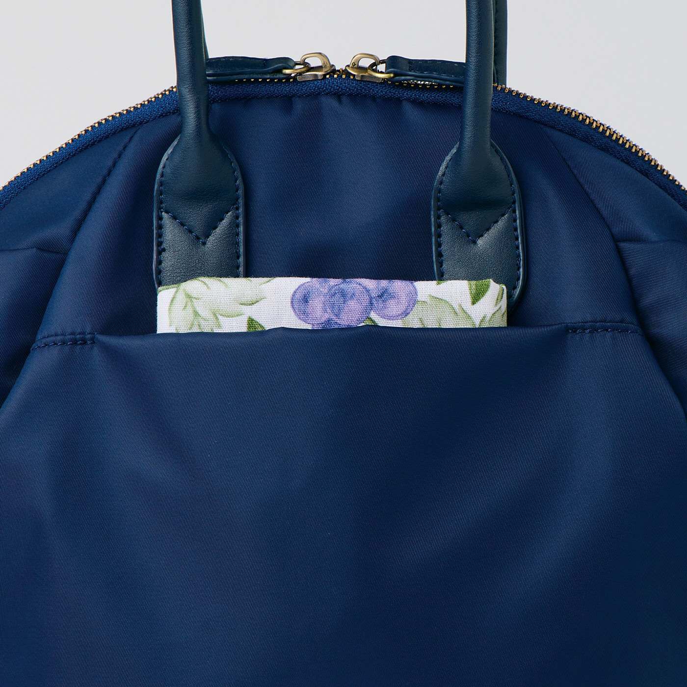 am＆be［アンビィ］|ａｍ＆ｂｅ　両サイドポケットで大容量　おめかしにとりあえず　ショルダーにもなる２－ＷＡＹバッグの会|背面のオープンポケットにはすぐに取り出したいものを。