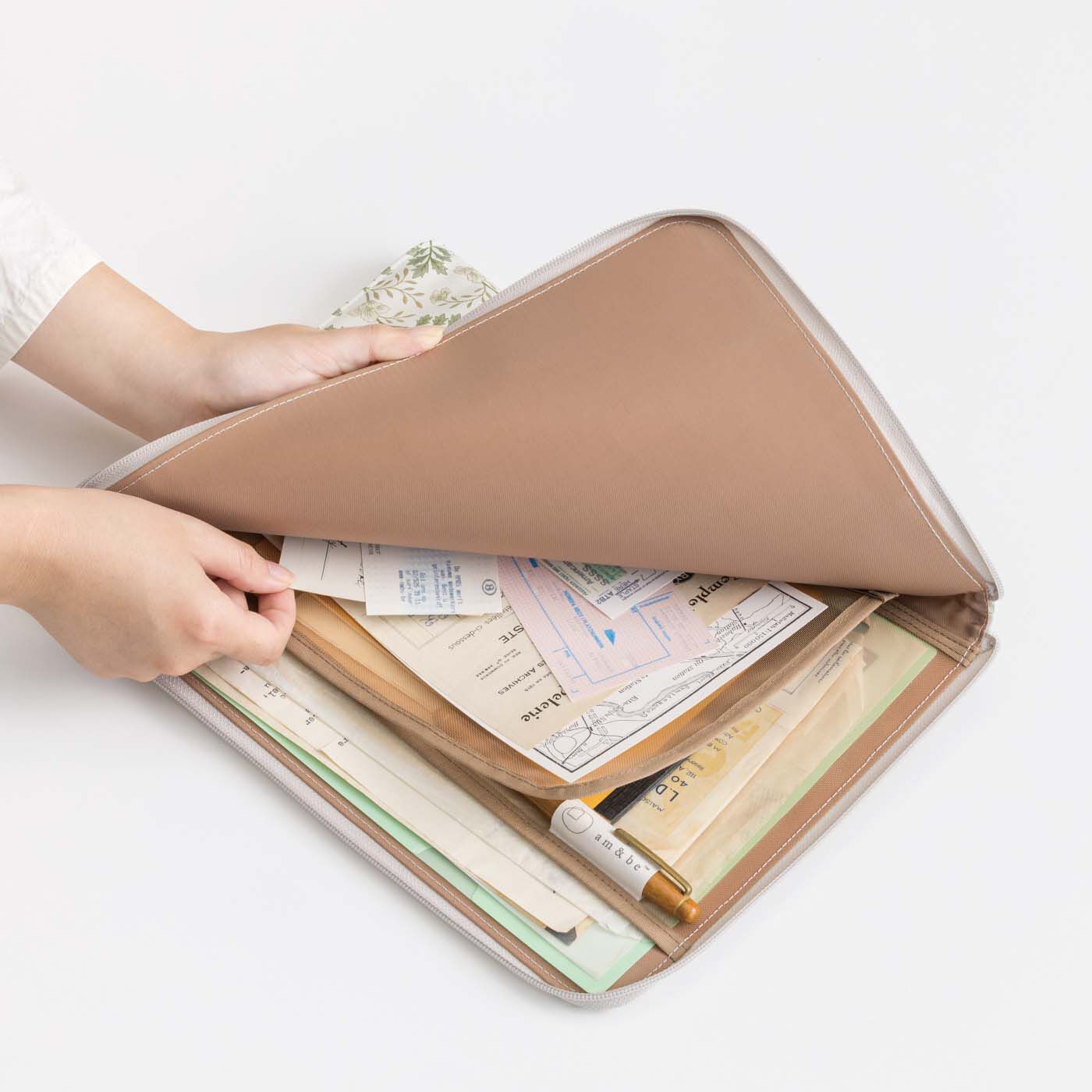 am＆be［アンビィ］|am＆be　アンティークフラワー 集めるほどに華やか アートブックみたいな A4ファイルポーチの会|整理しやすい仕切りとポケット。