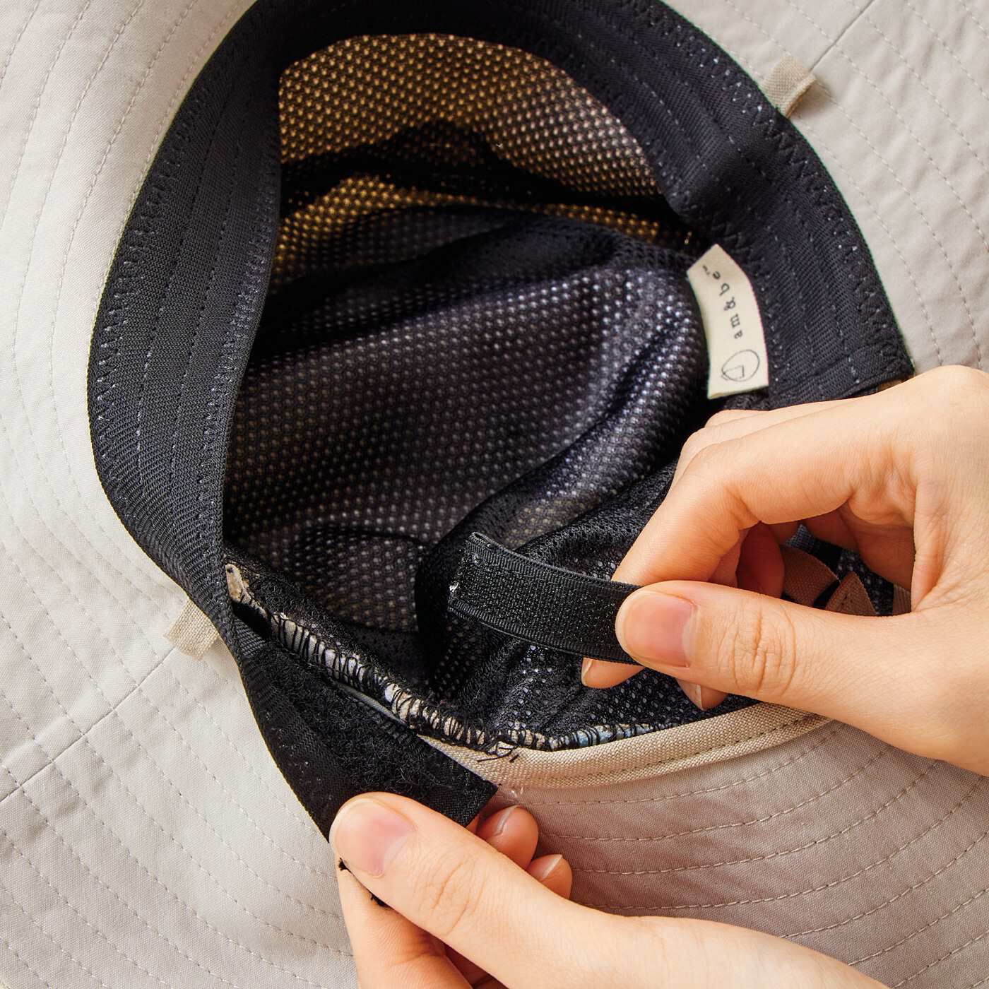 am&be|ａｍ＆ｂｅ　リボンモチーフがネックカバーになる　2-WAY UV帽子の会|頭囲に合わせて面ファスナーでサイズ調節できます。