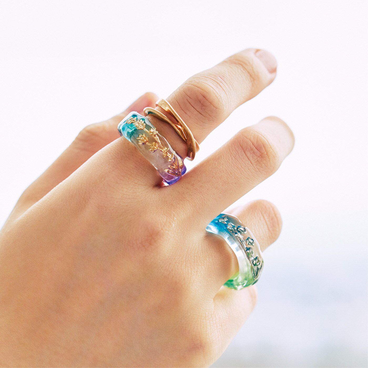 am＆be［アンビィ］|ａｍ＆ｂｅ　きらめくお花を閉じ込めた　金属が肌にふれない　イヤカフにもなるリング〈バイカラー〉の会|リング遣いで、大人の手にほどよい存在感。