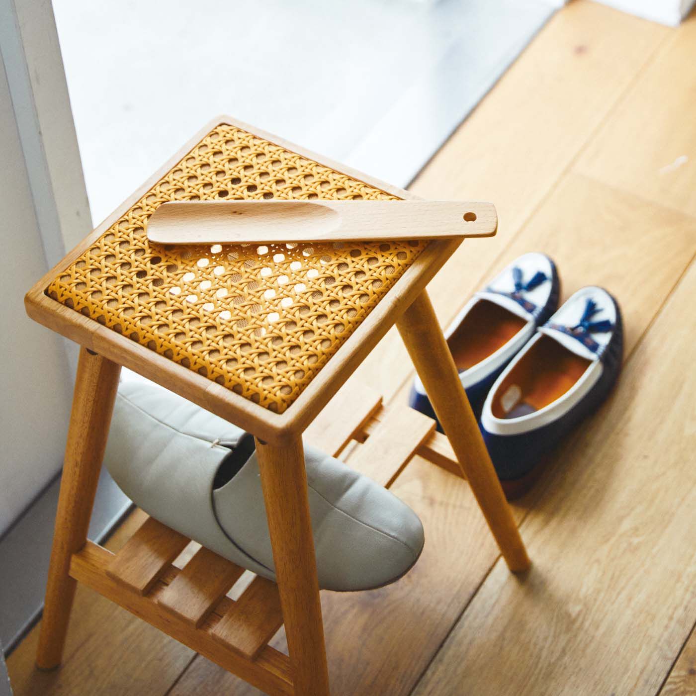 am&be|ａｍ＆ｂｅ　ラタン風透かし編み座面の棚付きスツール|狭い空間にもうれしいコンパクトなサイズ感。玄関に置けば靴を履くときにも便利。