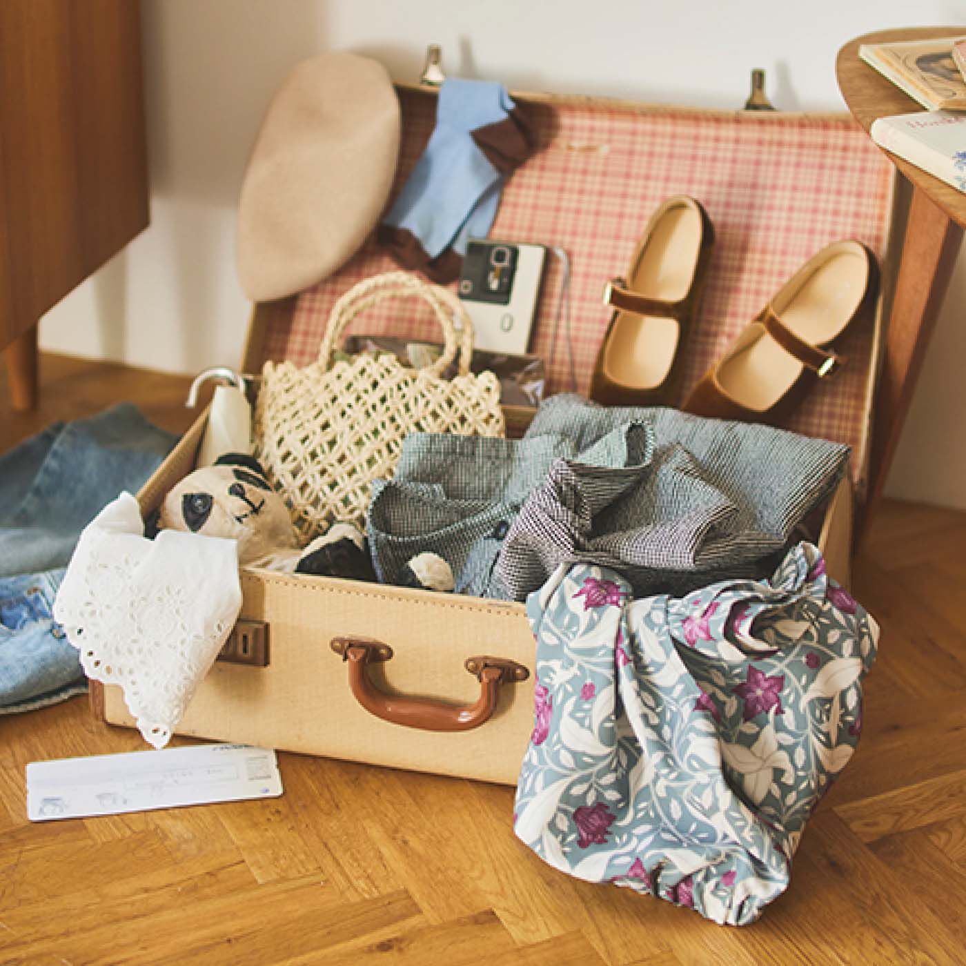 am＆be［アンビィ］|am＆be　ハンガーに掛けたままワードローブまるごとお出かけ ショルダーガーメントバッグ|Before　服をたたんで入れるとしわになったり、小物は詰め込んでぐちゃぐちゃになったり……パッキングはむずかしい。