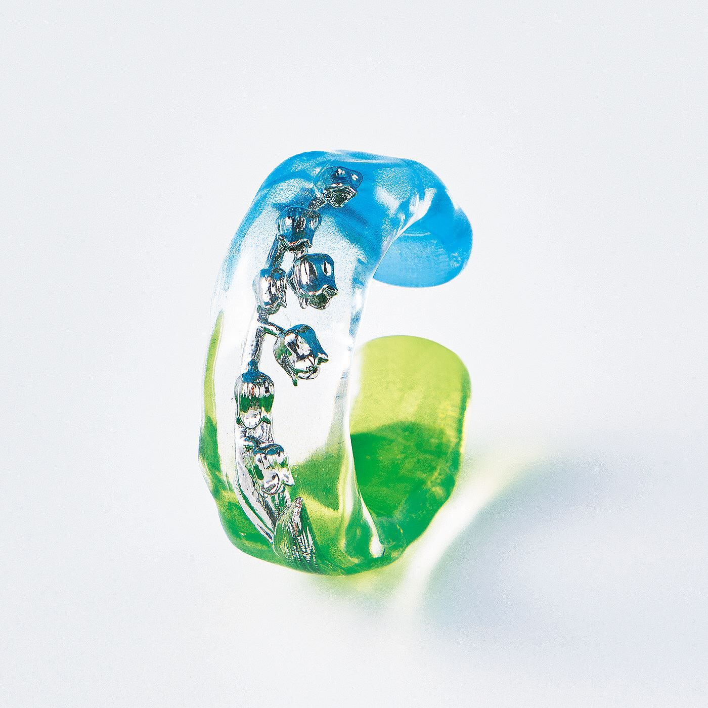 am＆be［アンビィ］|ａｍ＆ｂｅ　きらめくお花を閉じ込めた　金属が肌にふれない　イヤカフにもなるリング〈バイカラー〉の会|〈すずらん〉 花言葉：謙虚