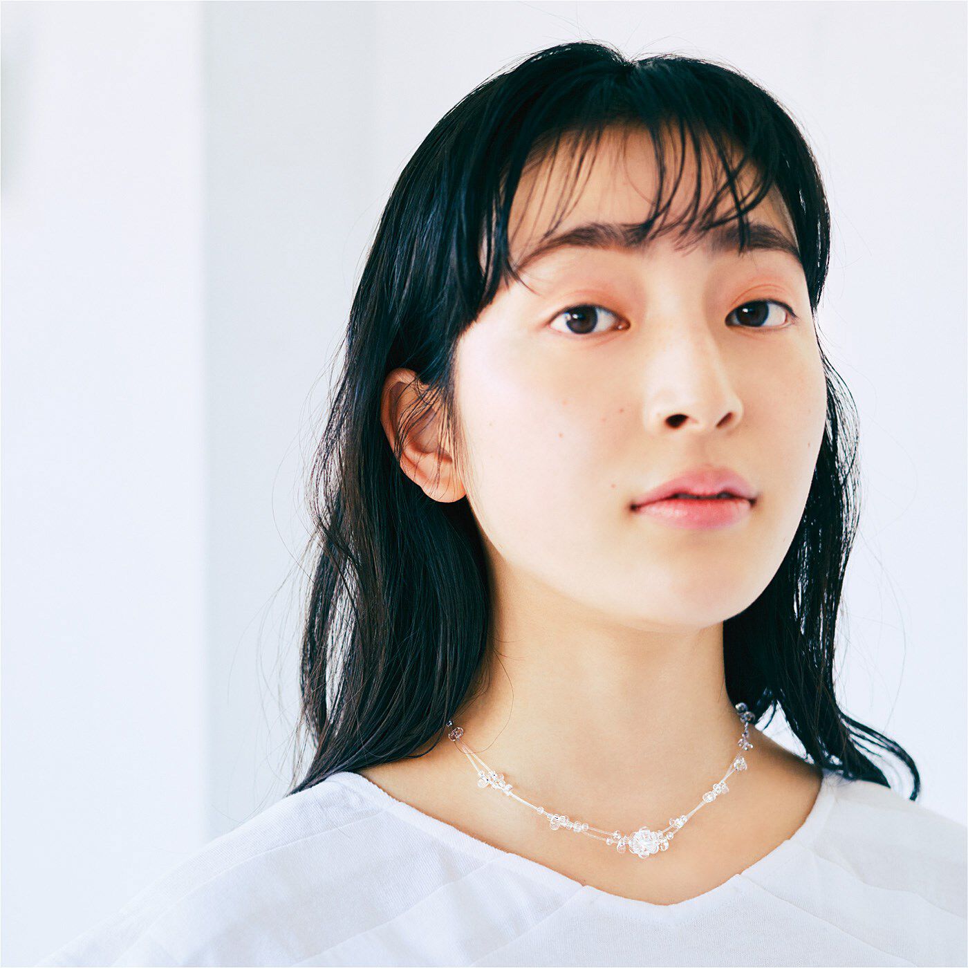 am＆be 雫のようなチェコガラスの輝きが肌を輝かせる 金属