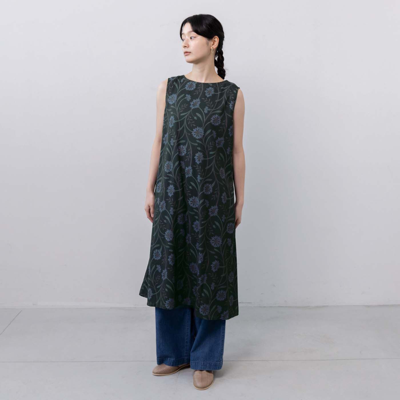 am&be|ａｍ＆ｂｅ アンティークフラワー カーテンみたいにゆらめくおめかしワンピースの会|ノースリーブでもかわいく。　モデル身長165cm サイズM着用