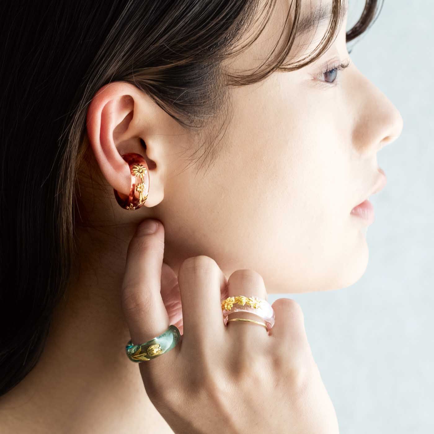 am＆be［アンビィ］|am＆be　きらめくお花を閉じ込めた 金属が肌にふれない イヤカフにもなるリングの会|リングとイヤリングの両方づかいも素敵。