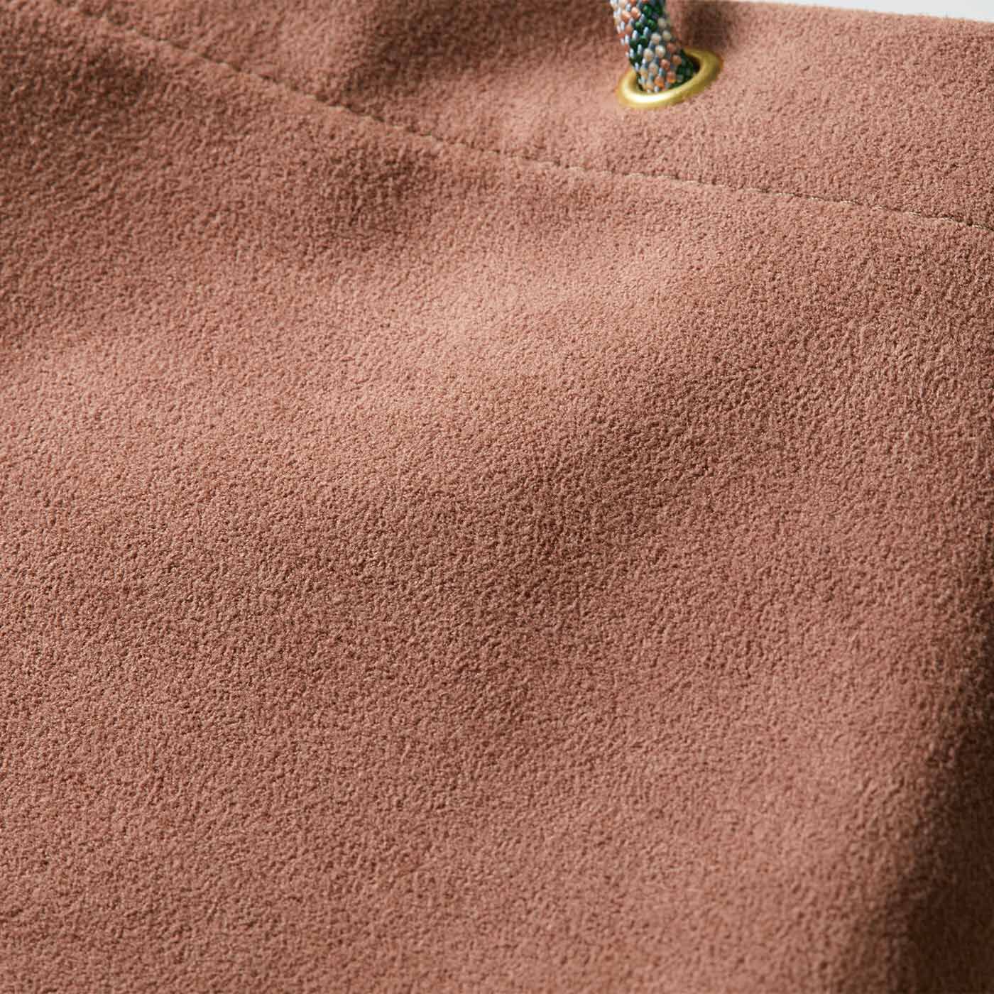 am&be|色の重なりに見惚（みと）れる　京くみひもの2-WAYきんちゃくバッグの会|張り感が上品見えする国産人工皮革のスエード生地を使用。