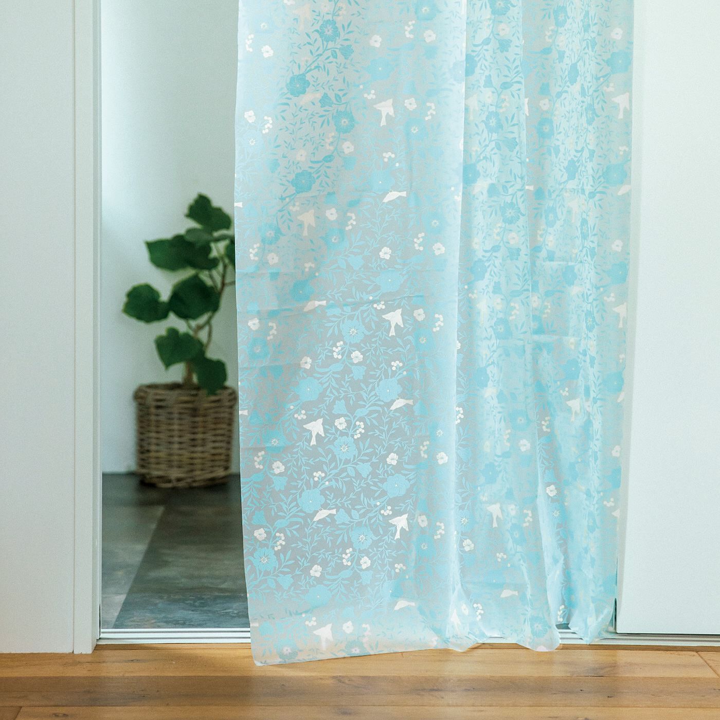 am＆be［アンビィ］|ａｍ＆ｂｅ アンティークフラワー　光を取り込み冷気をさえぎる　小鳥が舞うあったかキープカーテン2枚入り〈掃き出し窓用〉の会|階段や玄関口の間仕切りに使って冷気をガード。