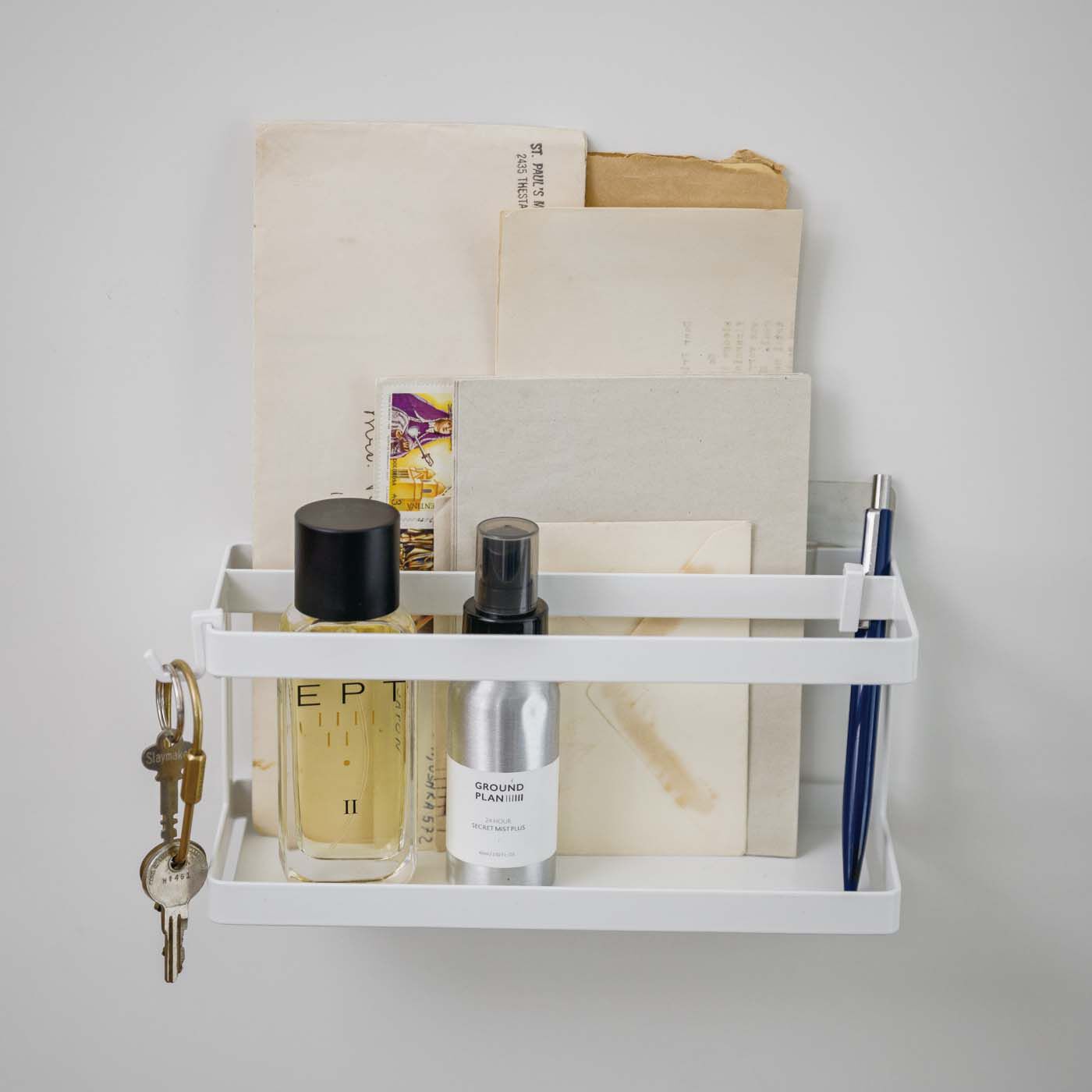 am＆be［アンビィ］|am＆be　フィルムフックで簡単設置 暮らしになじむすき間収納スチールラック〈白〉の会|玄関のちょい置きにも便利。