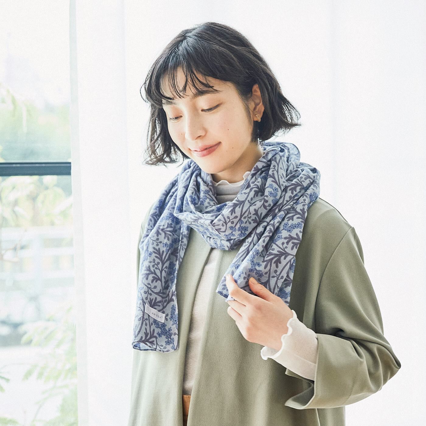 am＆be［アンビィ］|ａｍ＆ｂｅ　さっとまとうだけで装い華やぐ　軽やかガーゼストール〈しなやかな草花〉