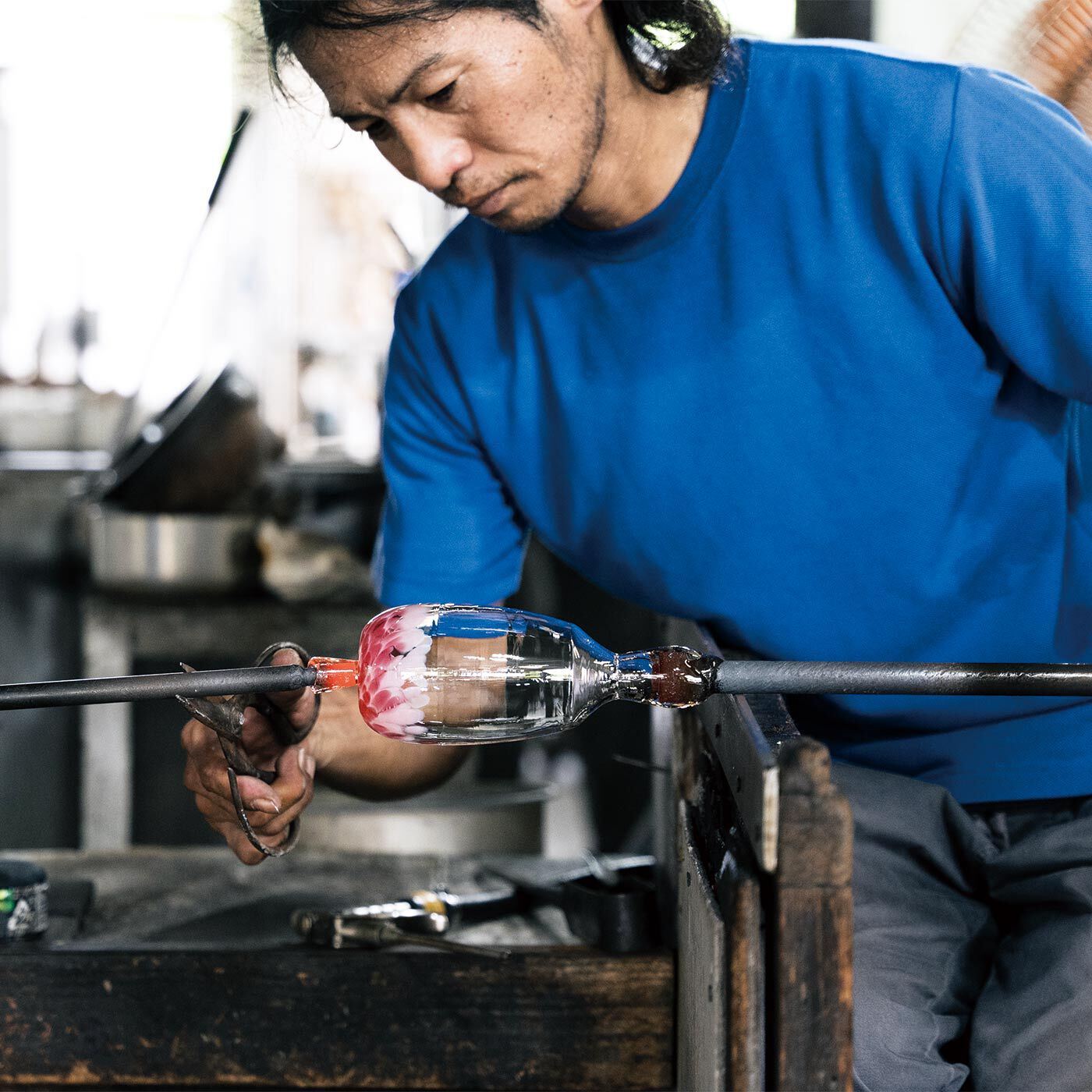am&be|沖縄の自然からこぼれたしずく琉球ガラスのイヤカフにもなるリングの会|底を平らに整え、ポンテ竿を付けて口になる部分を切り離す。この作業を手作業で行う工場は少ない。