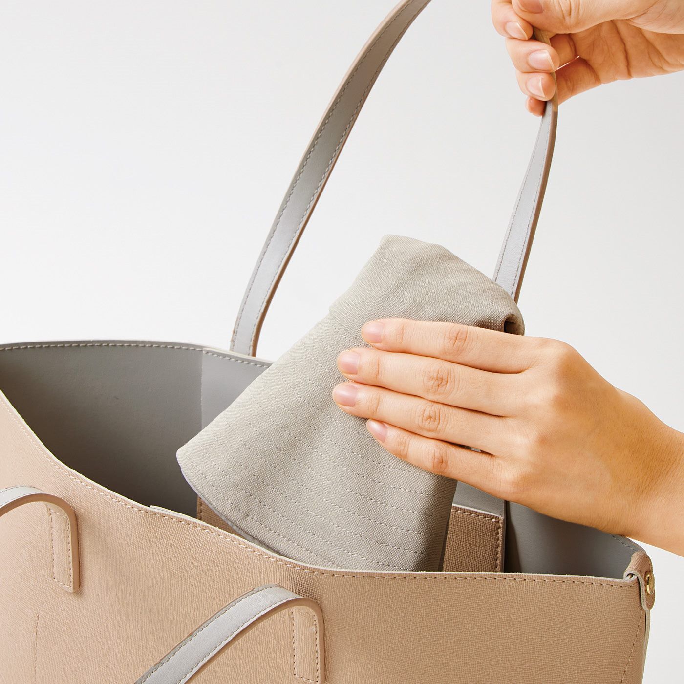 am＆be［アンビィ］|ａｍ＆ｂｅ　リボンモチーフがネックカバーになる　2-WAY UV帽子の会|くるくるまとめれば、バッグに入るほどコンパクトに。