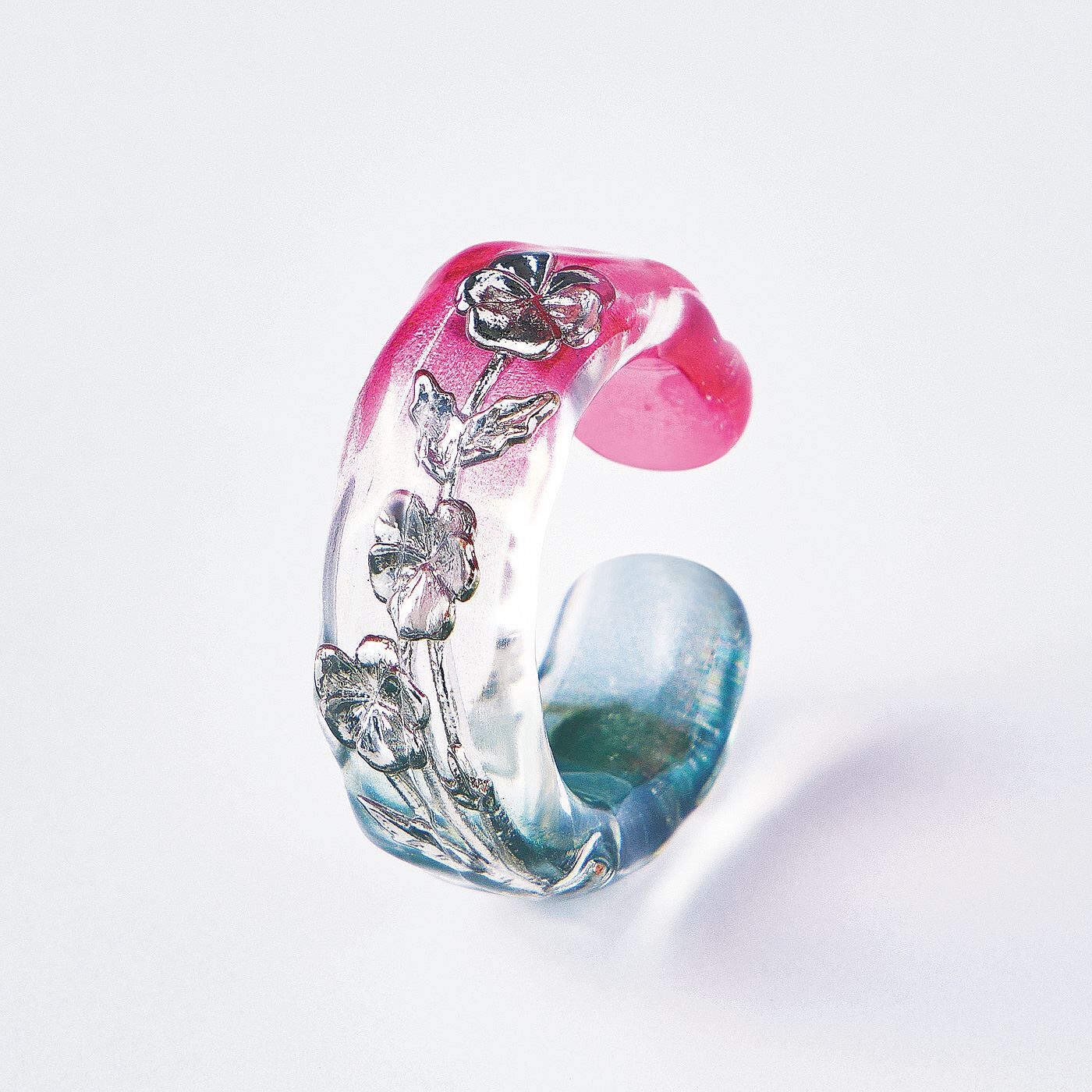 am＆be［アンビィ］|ａｍ＆ｂｅ　きらめくお花を閉じ込めた　金属が肌にふれない　イヤカフにもなるリング〈バイカラー〉の会|〈ビオラ〉 花言葉：信頼