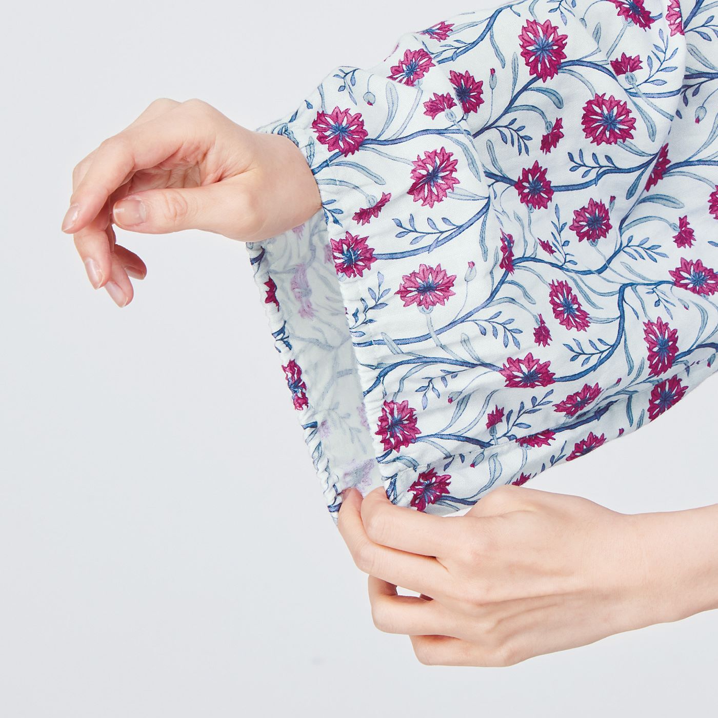 am&be|ａｍ＆ｂｅ　胸もと二重仕立てがうれしい　カフタン風ダブルガーゼチュニック〈コーンフラワー〉|プッシュアップしやすいゴムの袖口。肘まであげればボリューム感あるシルエットに。