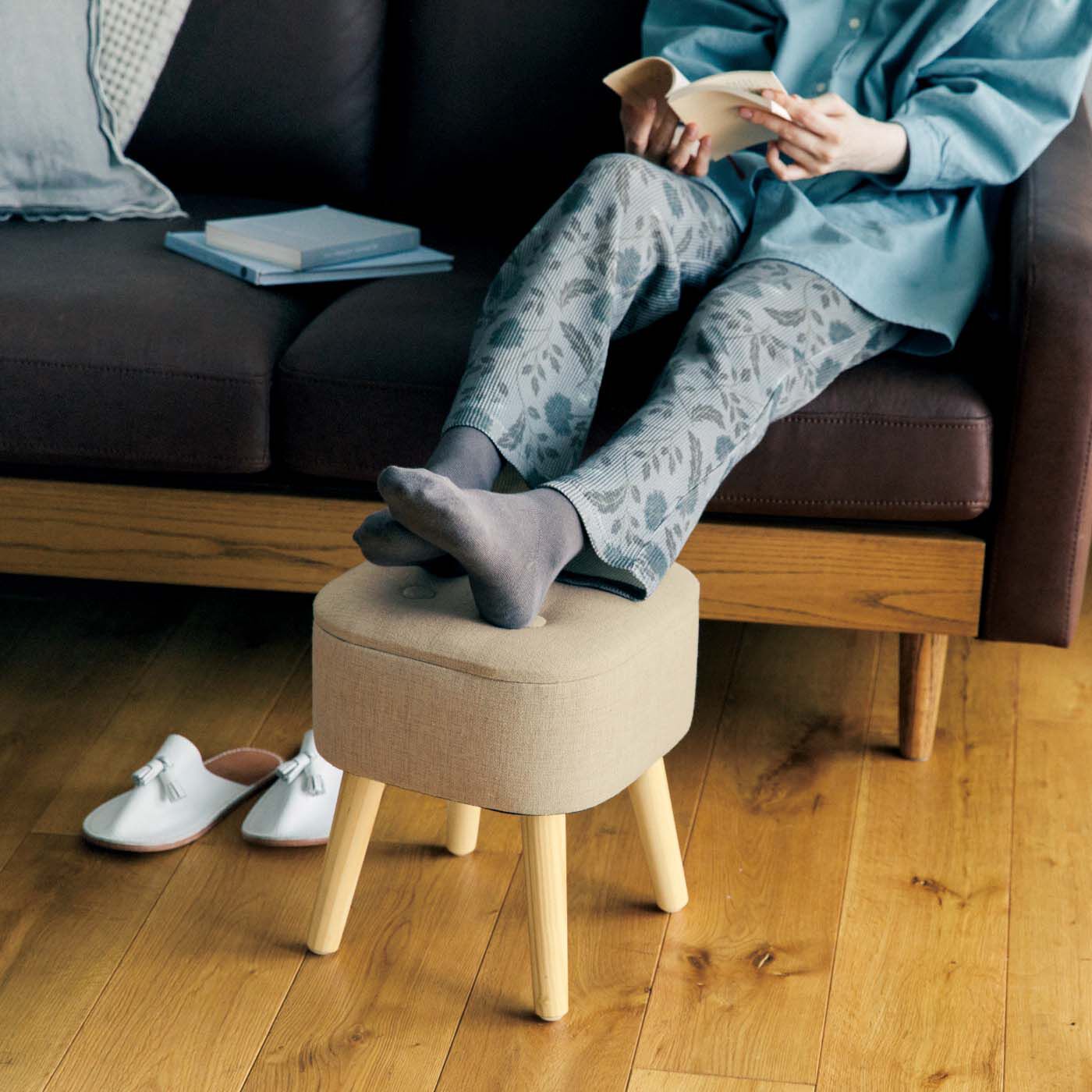 am＆be［アンビィ］|ａｍ＆ｂｅ　ポイポイ入れて目隠し お部屋になじむ収納スツール|オットマンとして使えば、リラックスタイムにぴったり。
