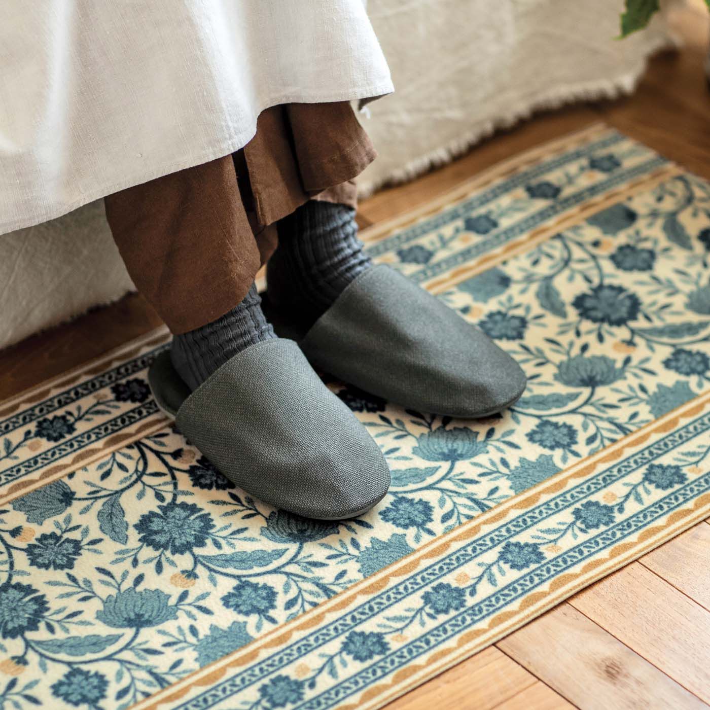 am&be|ａｍ＆ｂｅ　アンティークフラワー 絨毯（じゅうたん）みたいな洗えるフロアシートの会|ソファの足もとのアクセントラグに。