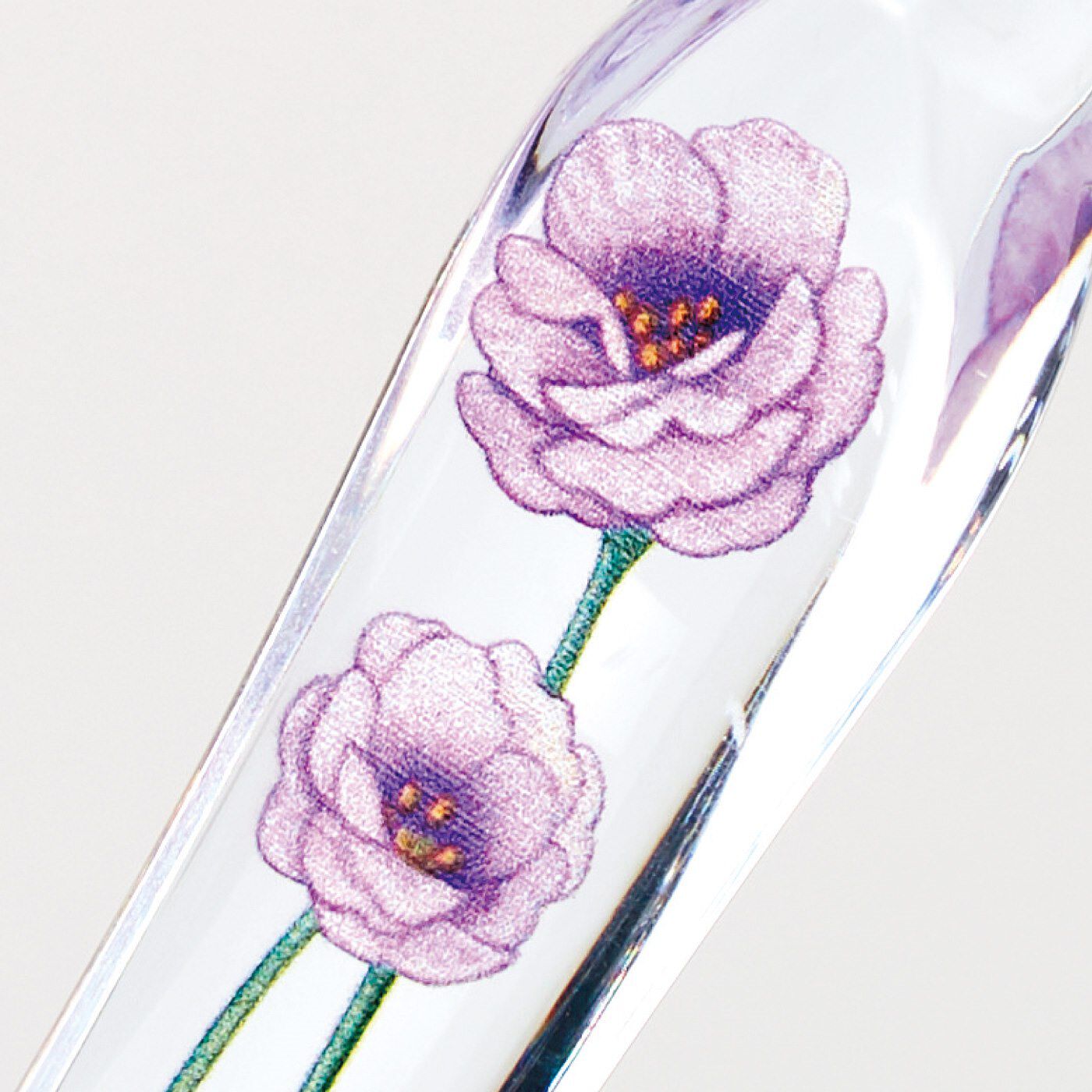 am&be|ａｍ＆ｂｅ　暮らしに華を添える まるで一輪挿しに生けるようなお花を立てて飾る 歯ブラシ6本セットの会|お花は花びら一枚一枚、水彩タッチで繊細に描かれています。