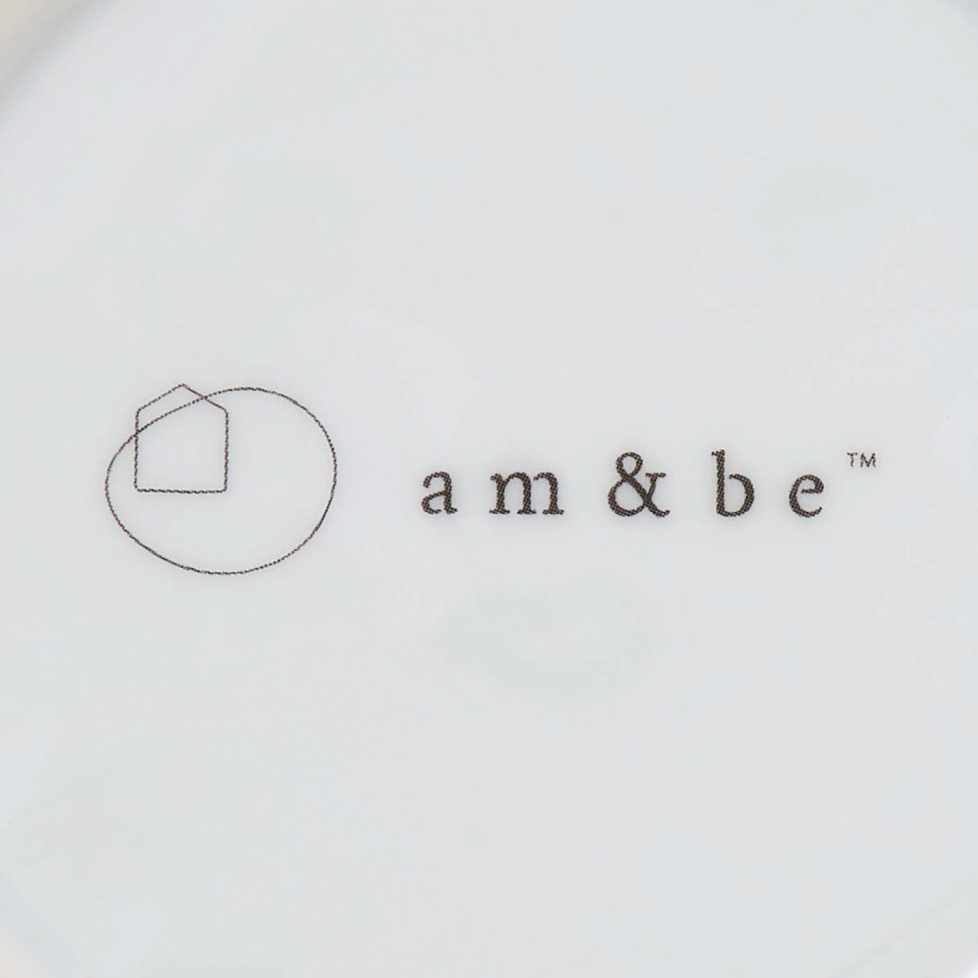 am&be|am&be　アンティークフラワー のせたものを引き立てるテーブル華やかケーキ皿の会|裏面にはam&beのロゴ入り。