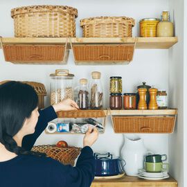am&be | 扉で目隠し収納 差し込みスチールラック