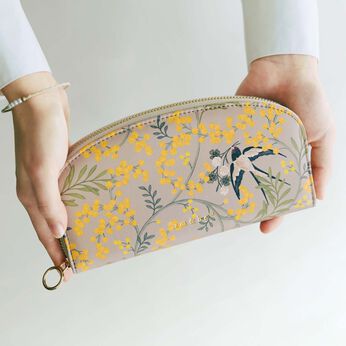 am&be | しあわせを運ぶツバメとミモザの長財布