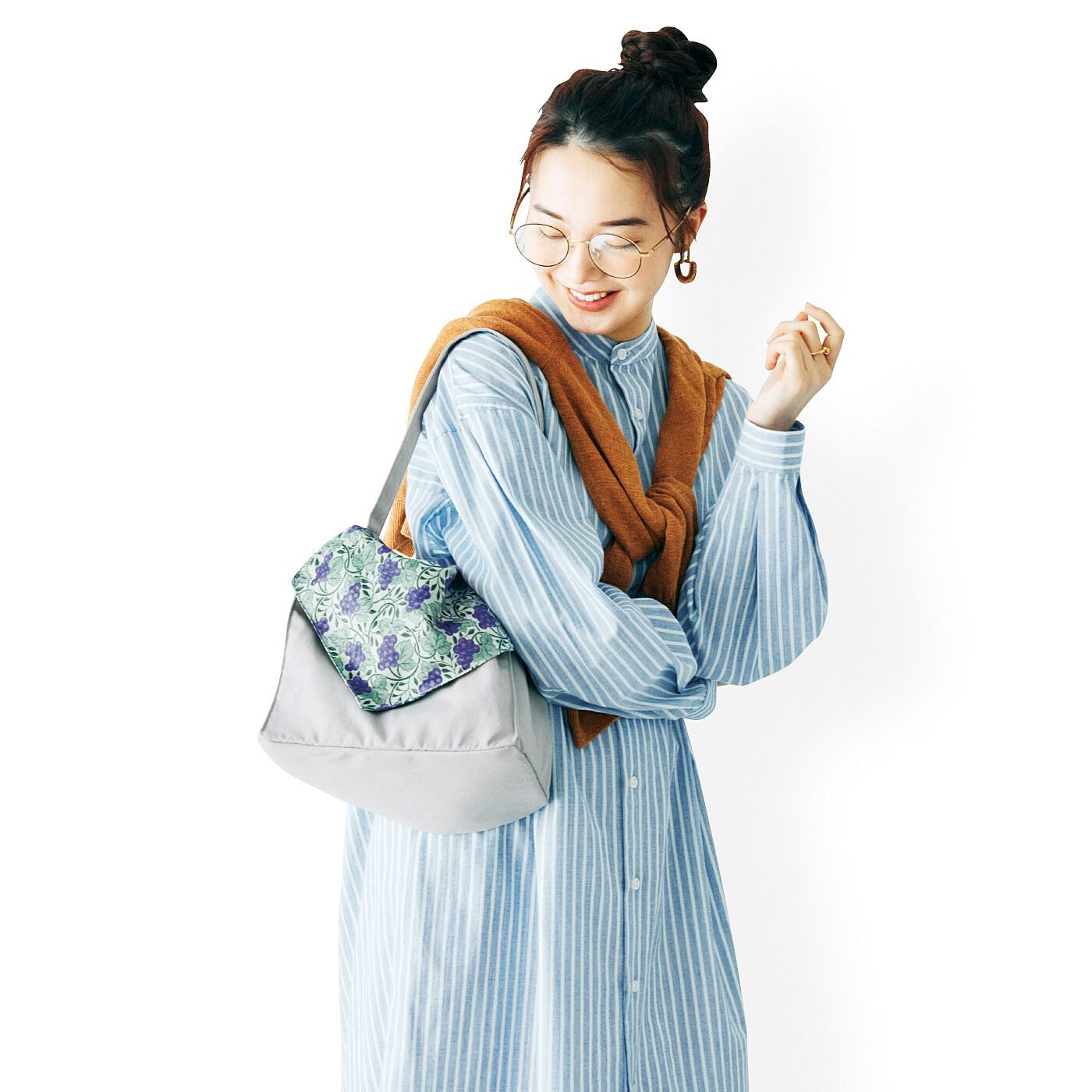 am＆be［アンビィ］|ａｍ＆ｂｅ　ゴムバンドで固定してお弁当の傾き回避　肩掛けもできるランチトートの会|肩掛けできて、両手が空くのがうれしい！