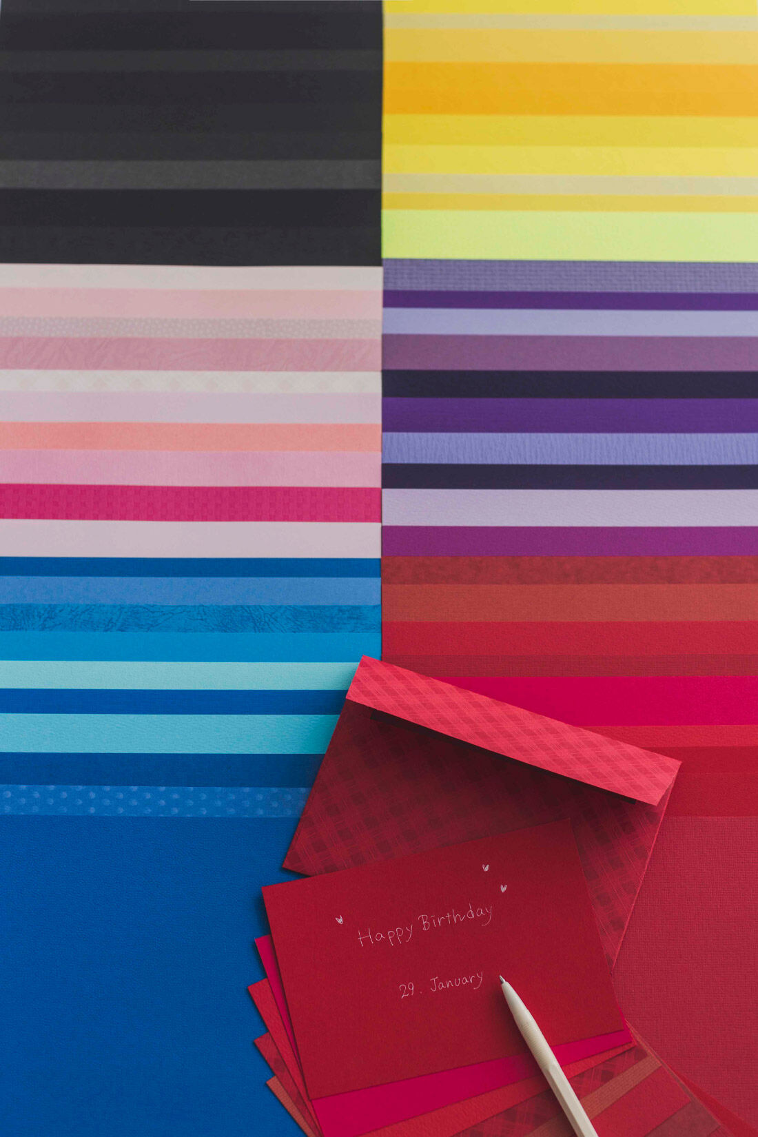OSYAIRO|OSYAIRO 紙の専門商社竹尾が選ぶ　色を楽しむ紙セットの会〈赤〉|色を楽しむ紙セットは全7色でスタンバイ！