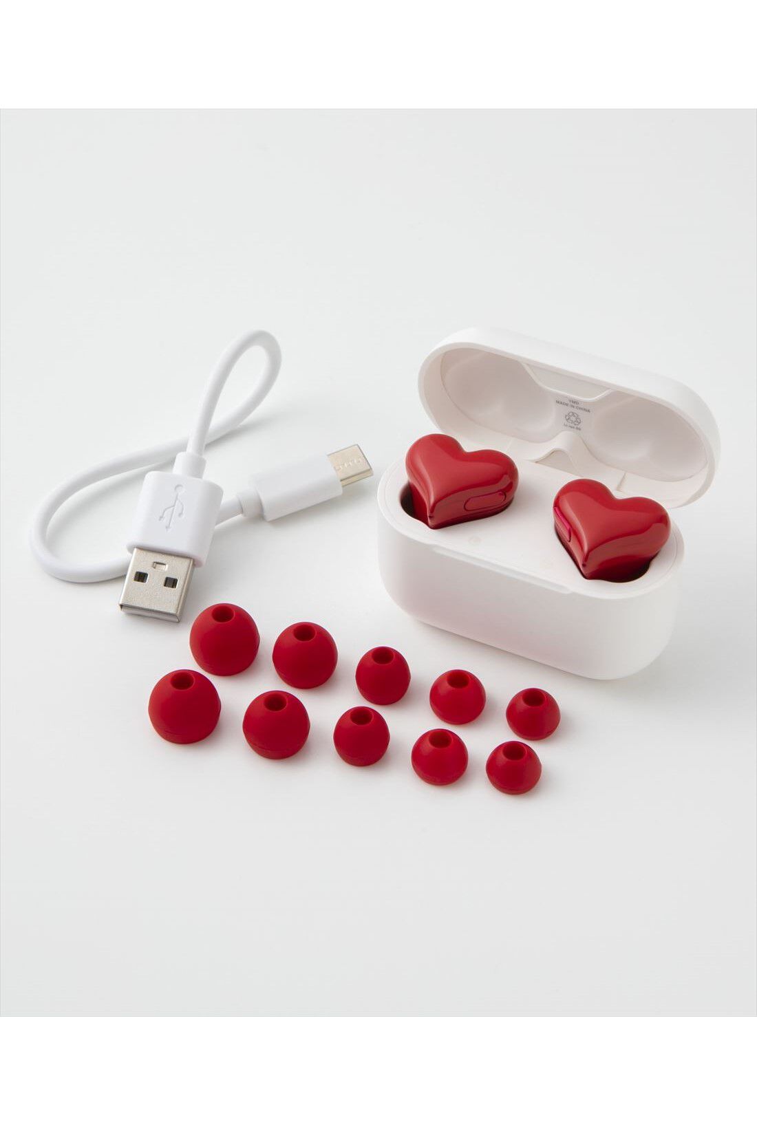 OSYAIRO|ケースカバー付き　ハートときめく真っ赤なイヤホンHeartBuds〈レッド〉|お届け時はSサイズのイヤーピースがイヤホンに装着されています。かんたんガイド、保証書（1年間）も付いています。