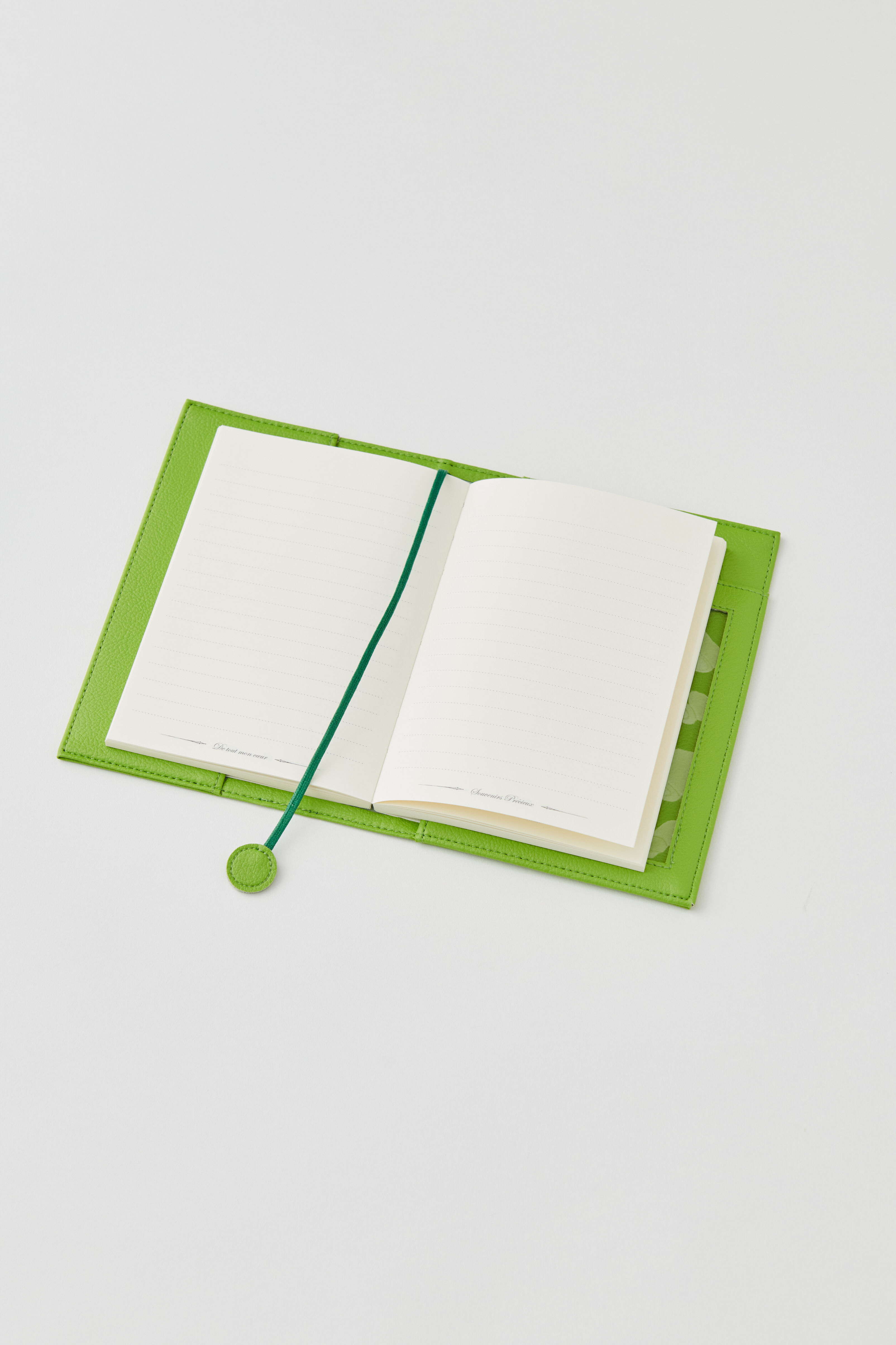 OSYAIRO|OSYAIRO　フォトポケット付き文庫本＆手帳カバー〈緑〉|中身をセットするとこんな感じです。文庫本も手帳もおまかせ！