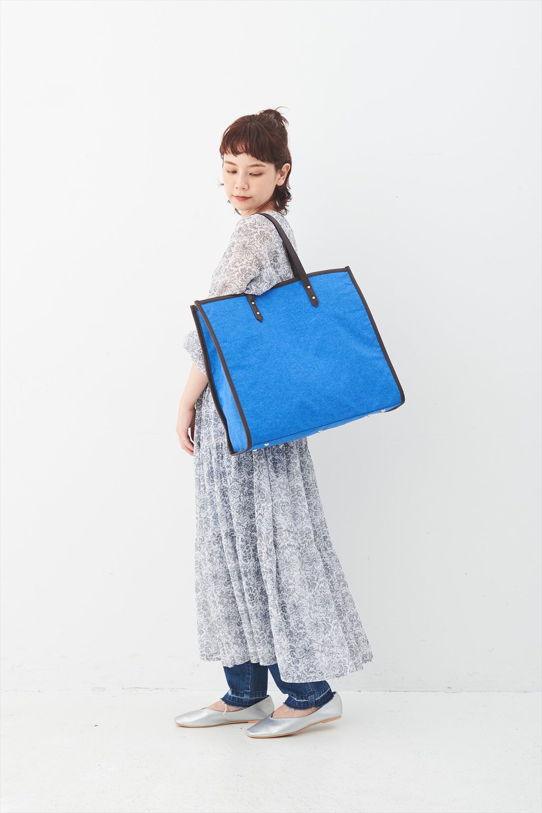 OSYAIRO|OSYAIRO ジャンボうちわが入るパイピングトートバッグ〈ブルー〉|持った時のサイズ感はこれくらい。肩かけもOK。