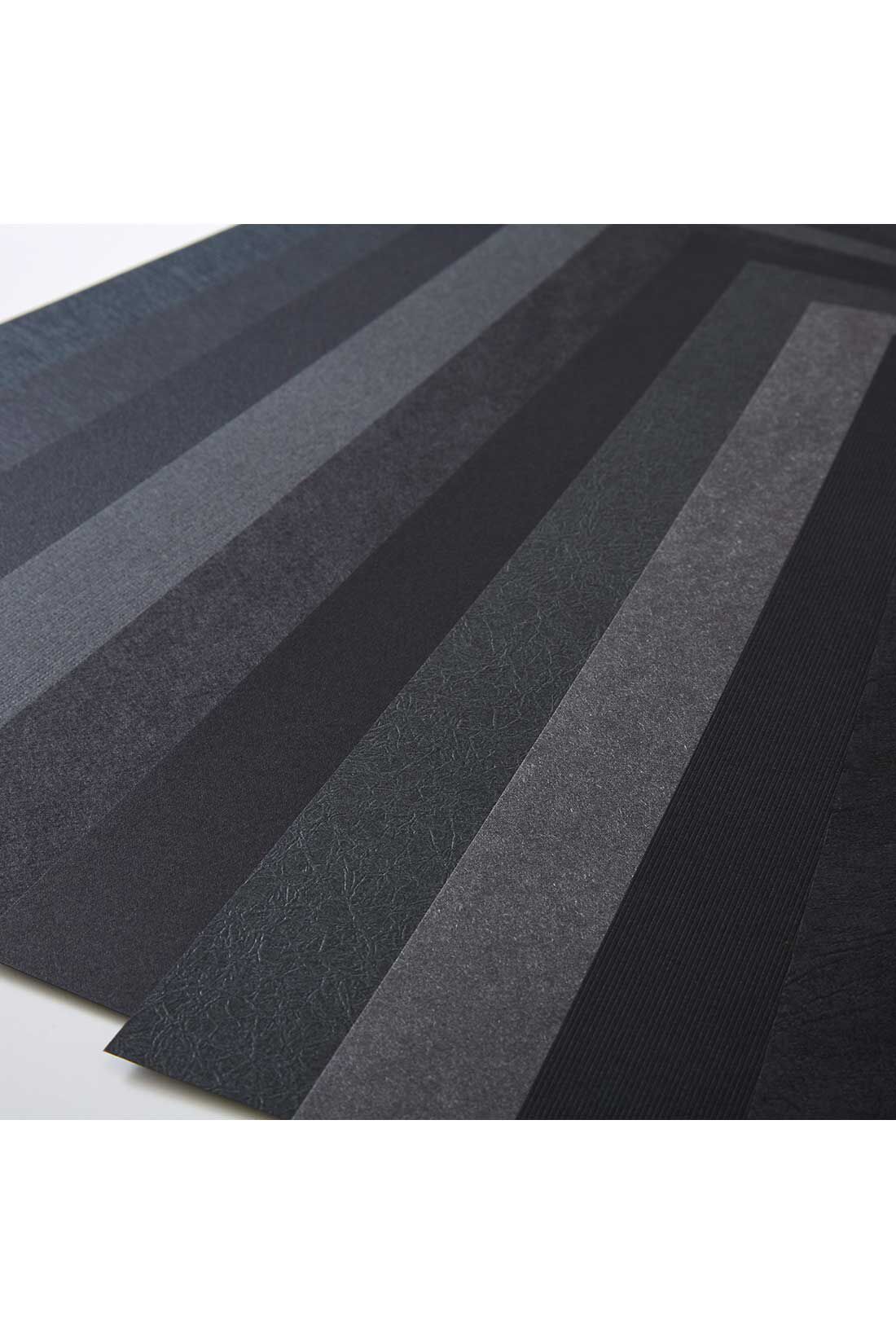 OSYAIRO|OSYAIRO 紙の専門商社竹尾が選ぶ　色を楽しむ紙セットの会〈黒〉|地模様も楽しい！シックな黒の紙には高級感たっぷり。