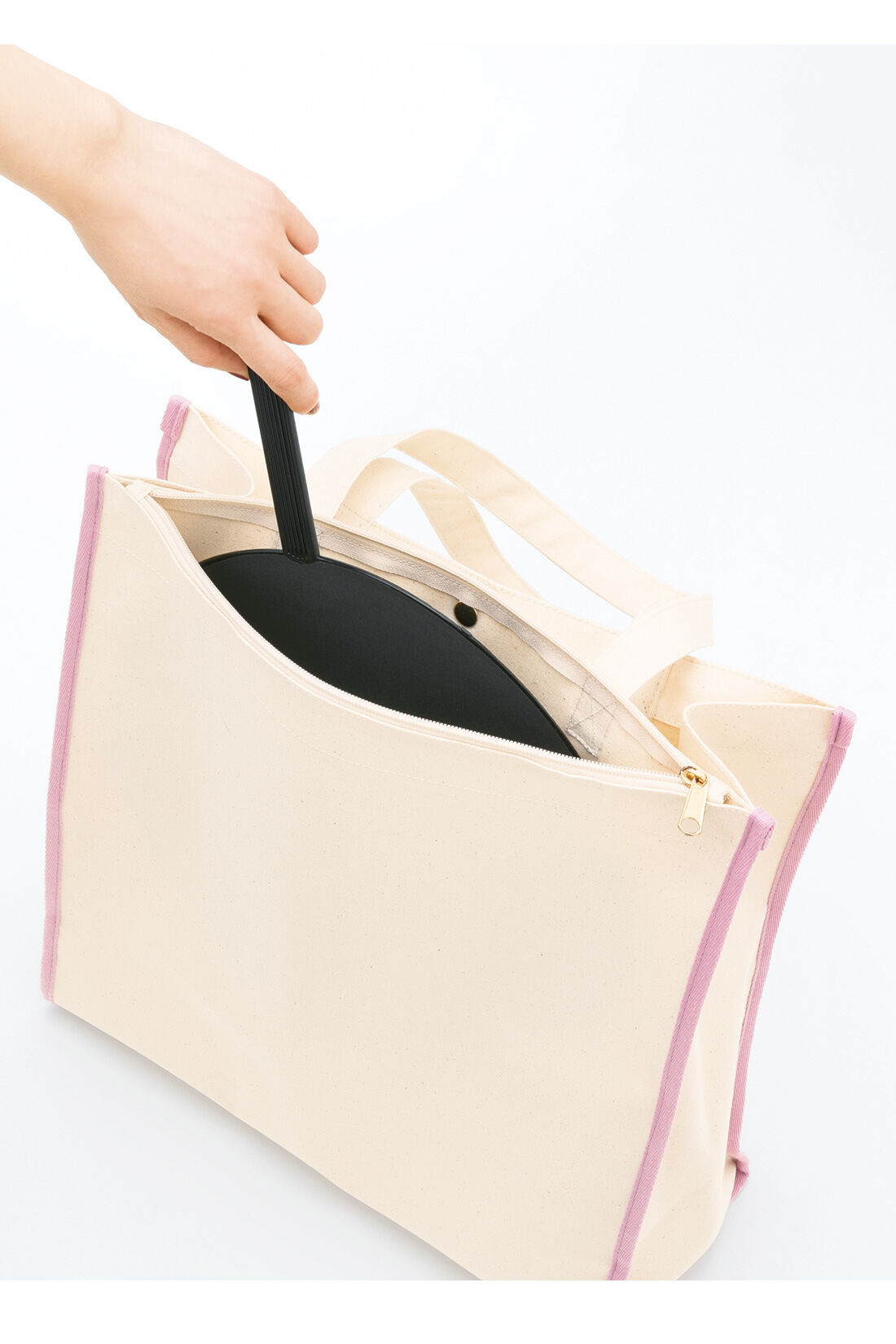 OSYAIRO|OSYAIRO　自立して便利！ うちわポケット付き ロゴトートバッグ〈ピンク〉|背面にはファスナー付きの隠しポケットが!　ジャンボうちわが柄まですっぽり。