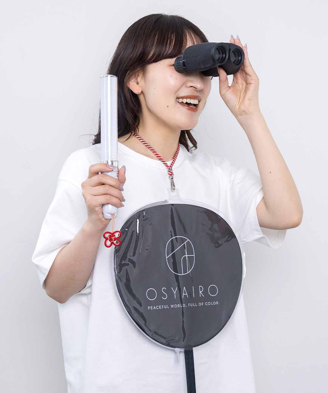 OSYAIRO［オシャイロ］|OSYAIRO 叶結びに願いを込める 京くみひもの推し色スマホストラップ〈赤〉|ペンライトに双眼鏡、うちわを持つのに手が足りない！ そんな時は、うちわケースにこのストラップを取り付けて首に掛ければOK。