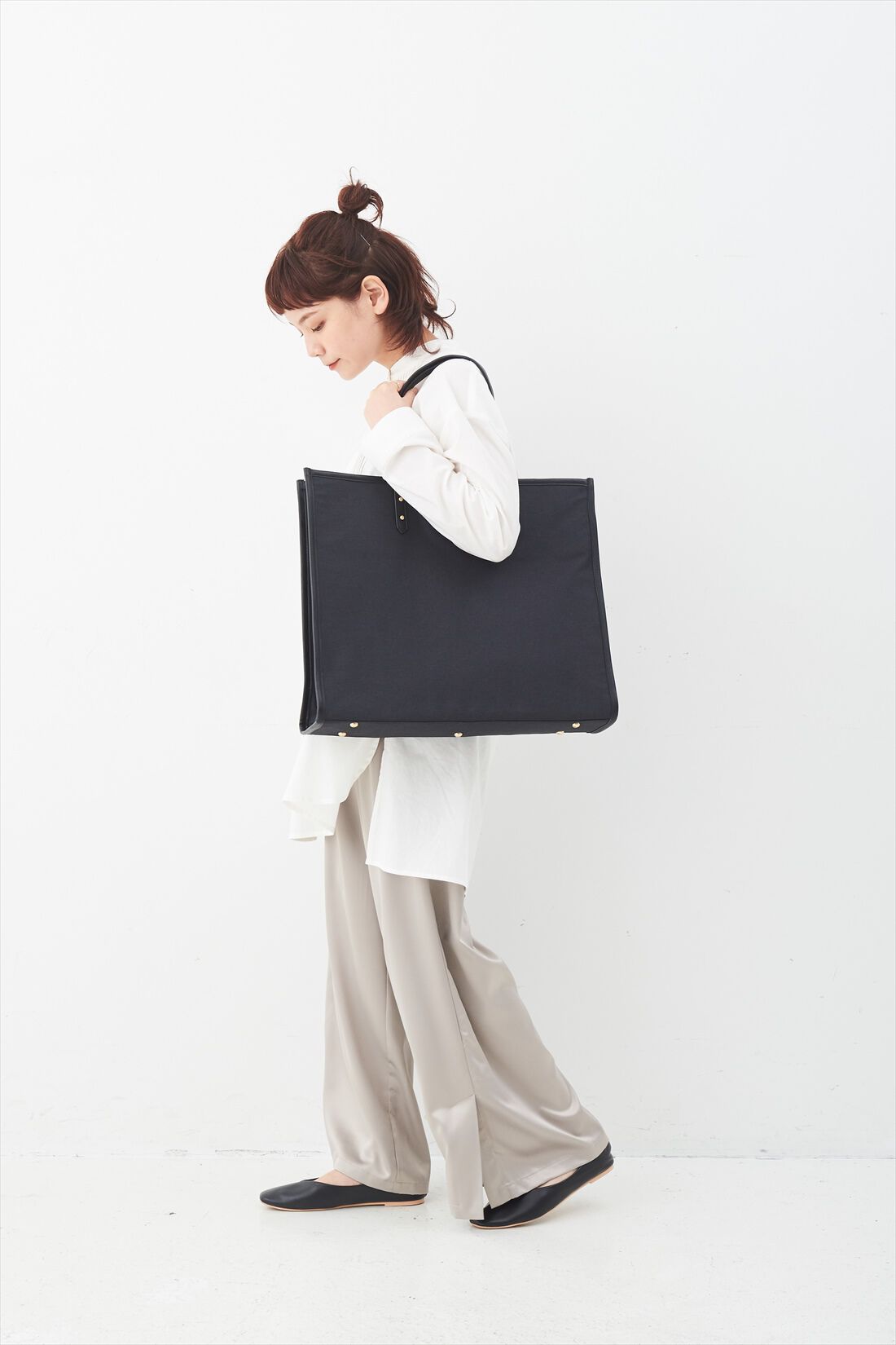 OSYAIRO|OSYAIRO ジャンボうちわが入るパイピングトートバッグ〈ブラック〉|持った時のサイズ感はこれくらい。肩かけもOK。