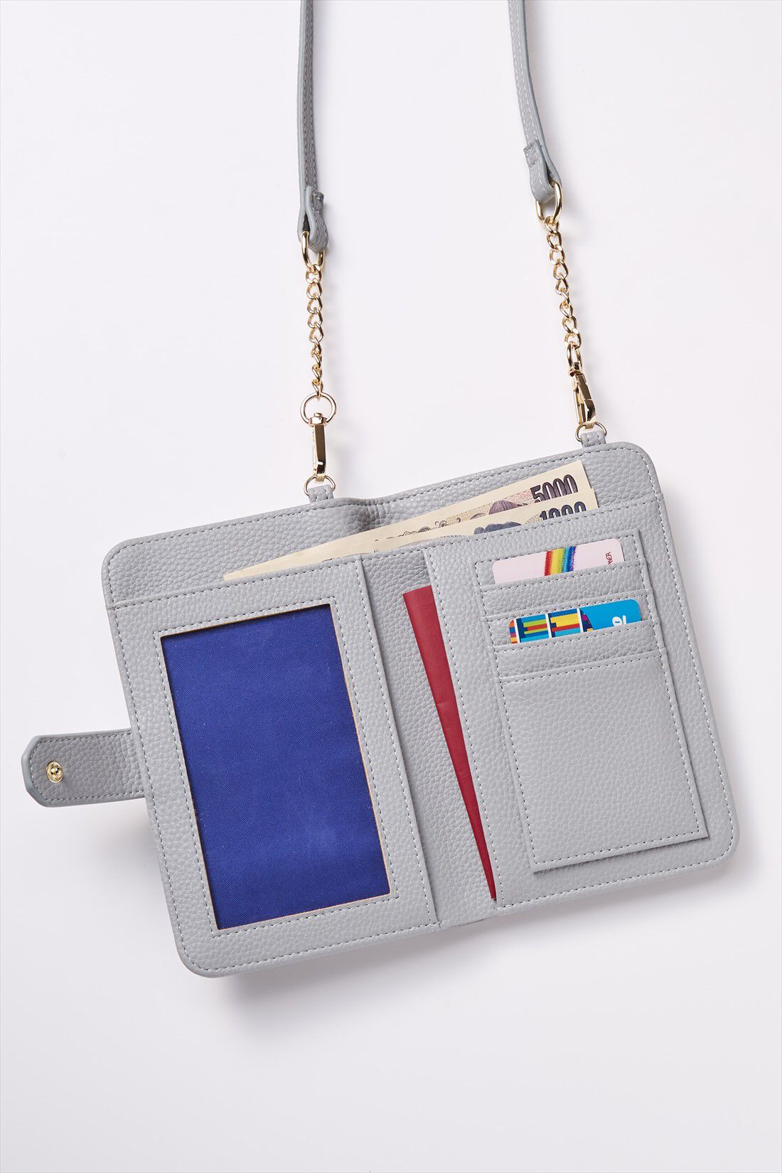 OSYAIRO|OSYAIRO フォトポケットが付いた スマホ＆おさいふポーチ〈ブルー〉|ひらくと左側はフォトポケット。推しの写真を入れてニヤニヤできます。笑　右側は通帳、パスポートなども入るサイズのポケット、4枚分のカードポケット。