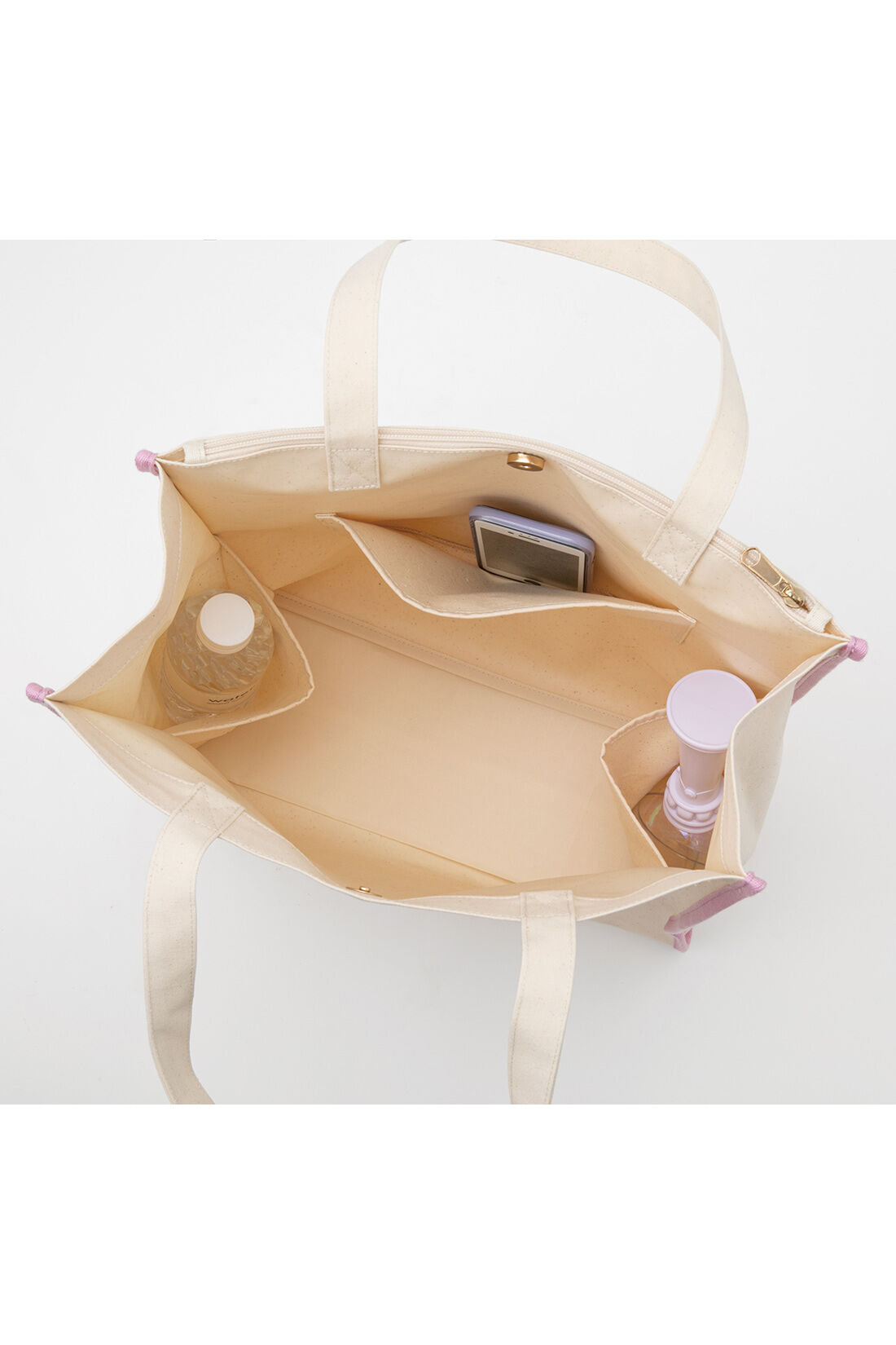 OSYAIRO|OSYAIRO　自立して便利！ うちわポケット付き ロゴトートバッグ〈ピンク〉|いつでもこっそり推しを内側にはペンライトやペットボトルを入れるのに便利なポケットを2つと、スマホなどを収納できるポケットを搭載。内側コーティングで汚れにくいのも魅力。