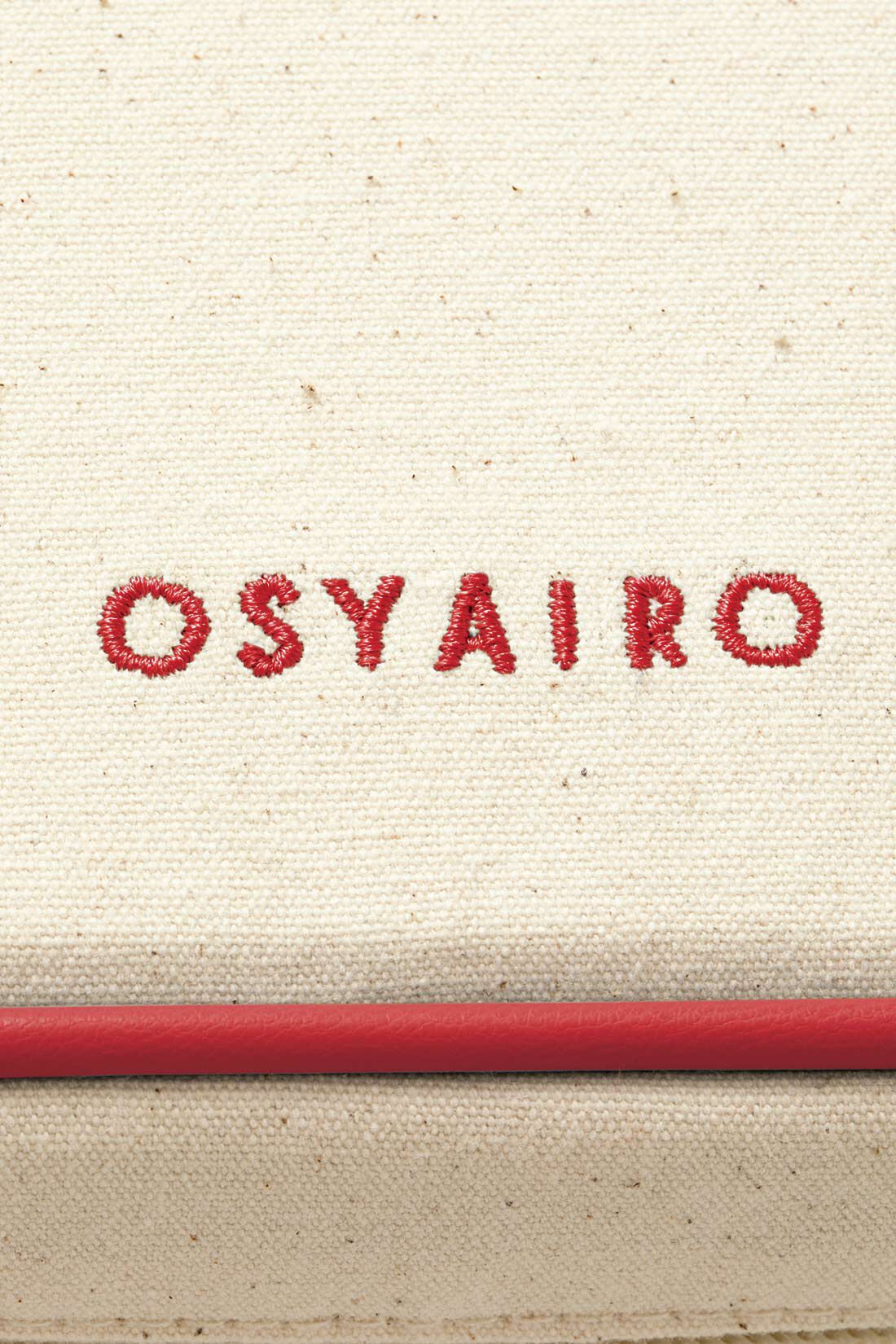 OSYAIRO|OSYAIRO  推しと一緒にいつでもお出かけ  ぬいもアクスタも写真もおまかせ  宝箱ポーチ〈レッド〉|ロゴ刺しゅう入り
