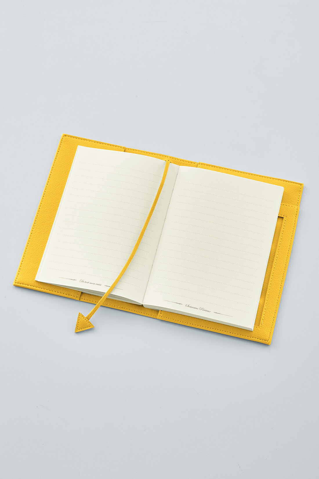 OSYAIRO|OSYAIRO　フォトポケット付き文庫本＆手帳カバー〈黄〉|中身をセットするとこんな感じです。文庫本も手帳もおまかせ！