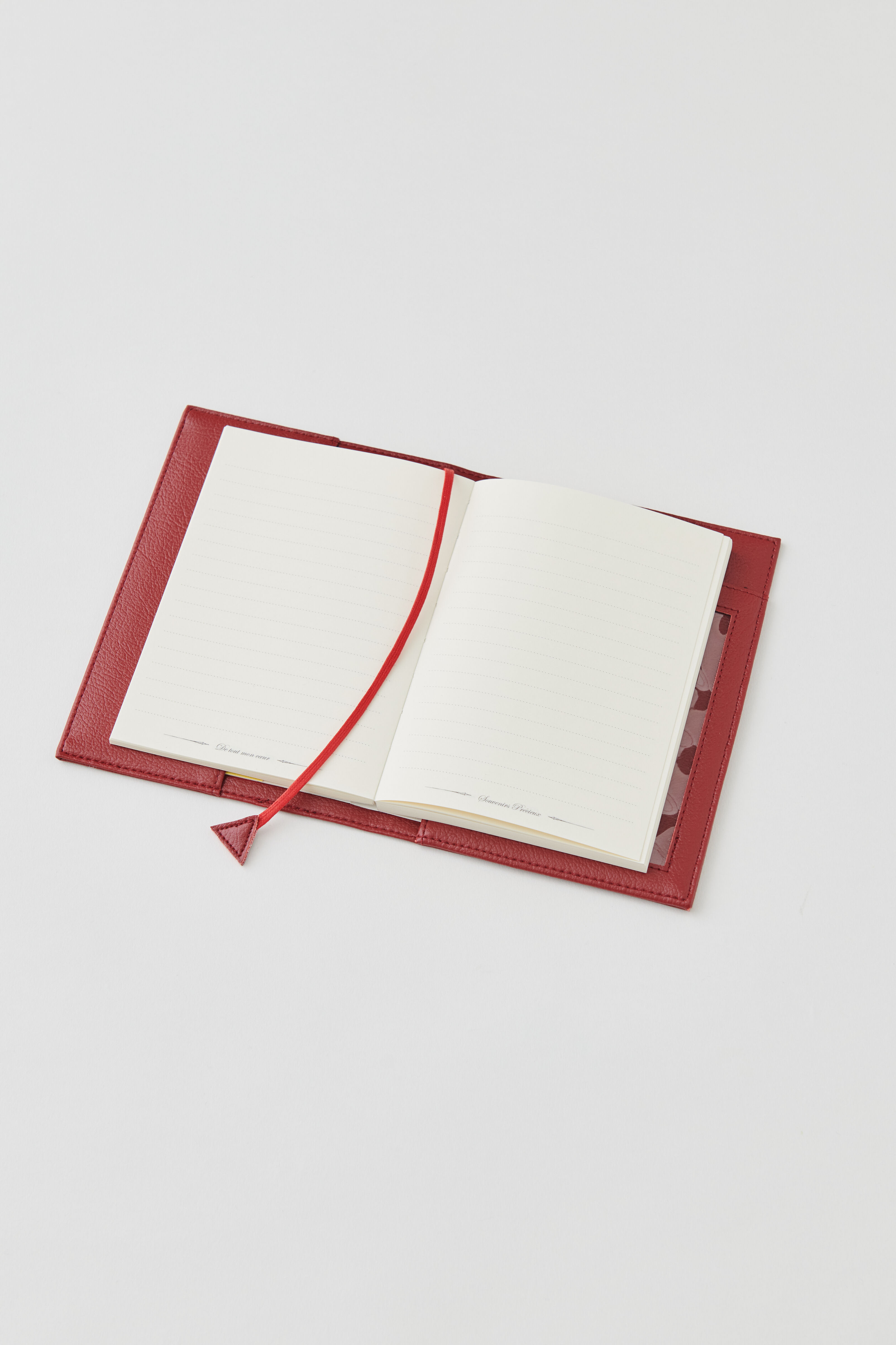 OSYAIRO|OSYAIRO　フォトポケット付き文庫本＆手帳カバー〈赤〉|中身をセットするとこんな感じです。文庫本も手帳もおまかせ！