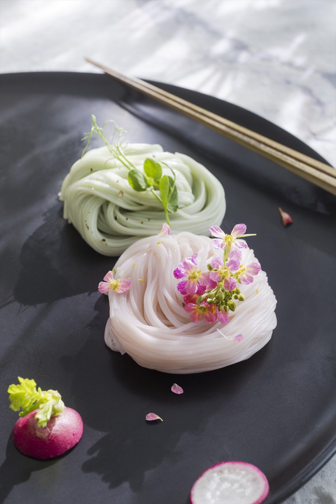 OSYAIRO［オシャイロ］|OSYAIRO  色と風味を楽しむ三輪そうめん〈緑/青しそ・ピンク/さくら〉の会|緑はさわやかな青しその風味、ピンクはほんのり桜が香る2つの味のセットです。