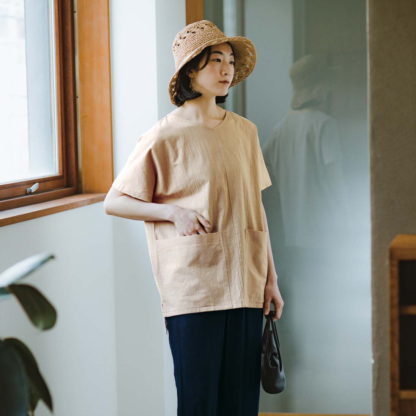el:ment［エルメント］|【6月分以降お届け】el:ment　伝統をまとうモダン貫頭衣 さらり心地のスラブコット100％のウェアセットの会|深すぎないVネックで、首まわりすっきり。