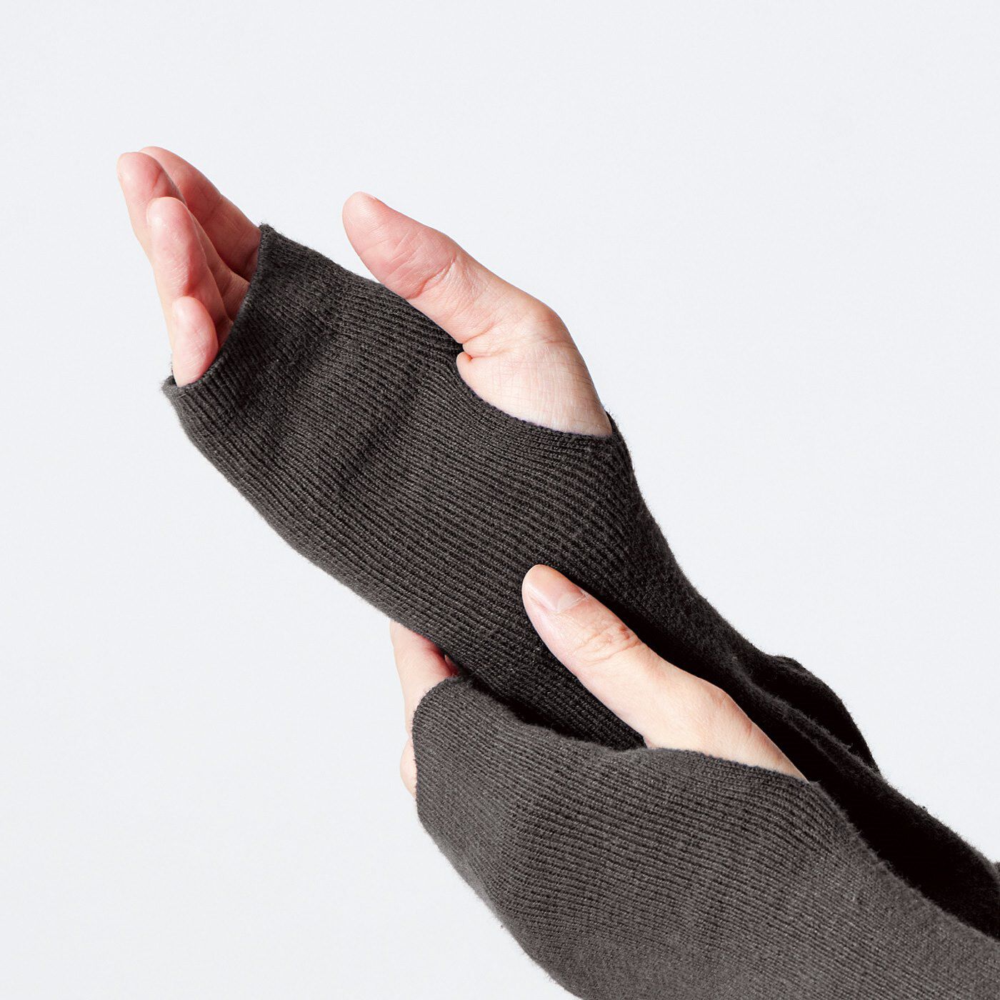 el:ment|el:ment　透かし編みで風通る　部分UVカットのやわらかコットン100％　ハイネックカーディガンの会|親指を通せるサムホール付きで、手の甲までカバー。