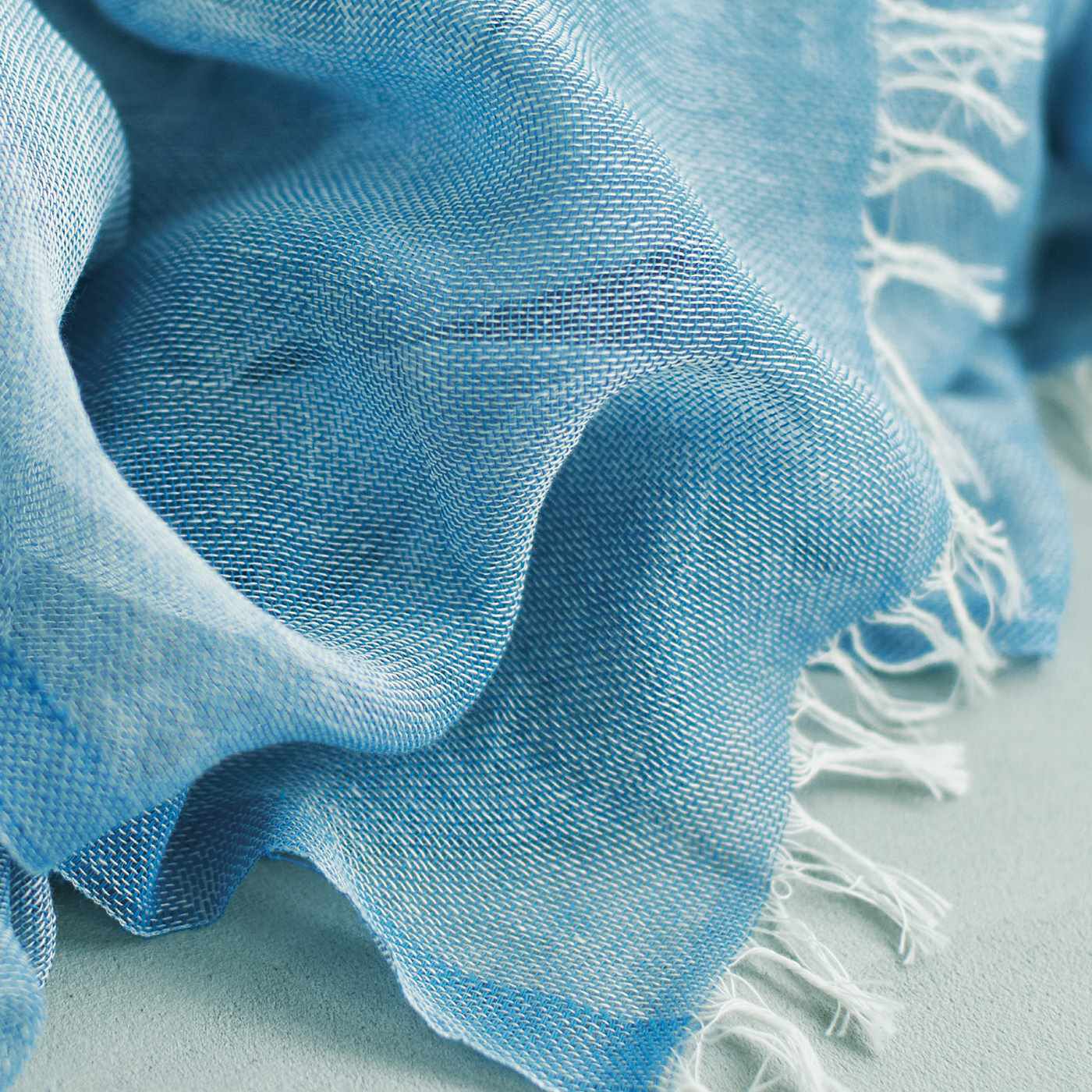 el:ment|el:ment　奈良の笹田織物さんが織り上げる　軽やかでやわらかな着け心地　コットン１００％大判かや織りストールの会|経（たて）の白糸と緯（よこ）の色糸が織りなす、繊細なカラーニュアンスも魅力。