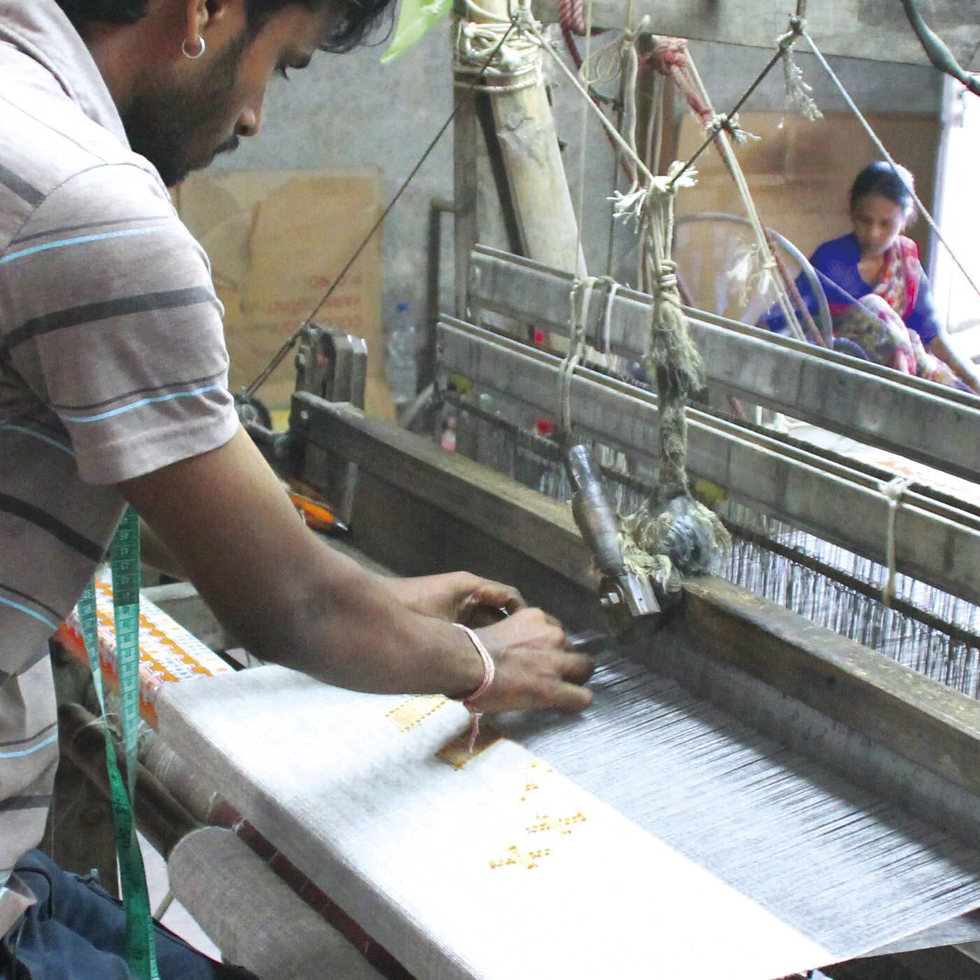 el:ment|絶滅危惧植物のサンショウバラの刺しゅうが華やぐ　ネパールの職人が織り上げた軽やかヤクウールストール|ネパールの織物職人さんの貴重な技を発揮してもらうべく、ヤクウールのストールを一枚一枚織っていただきました。