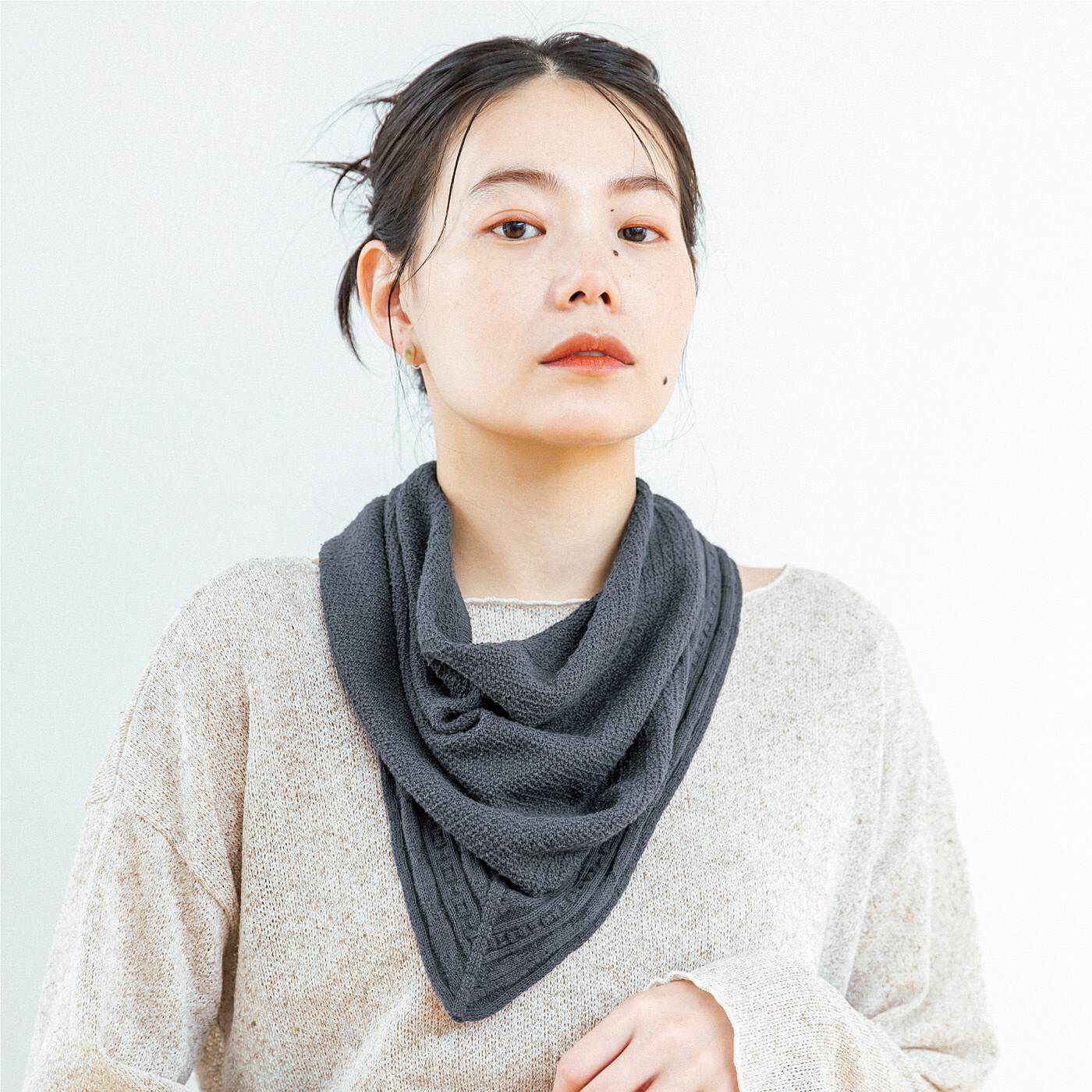 el:ment［エルメント］|el:ment　ホールガーメント（R）の鹿の子編みがさらり心地　コットンシルクの変形三角スカーフ〈UV対策〉の会|前後逆に使って、デコルテの冷え対策にも。