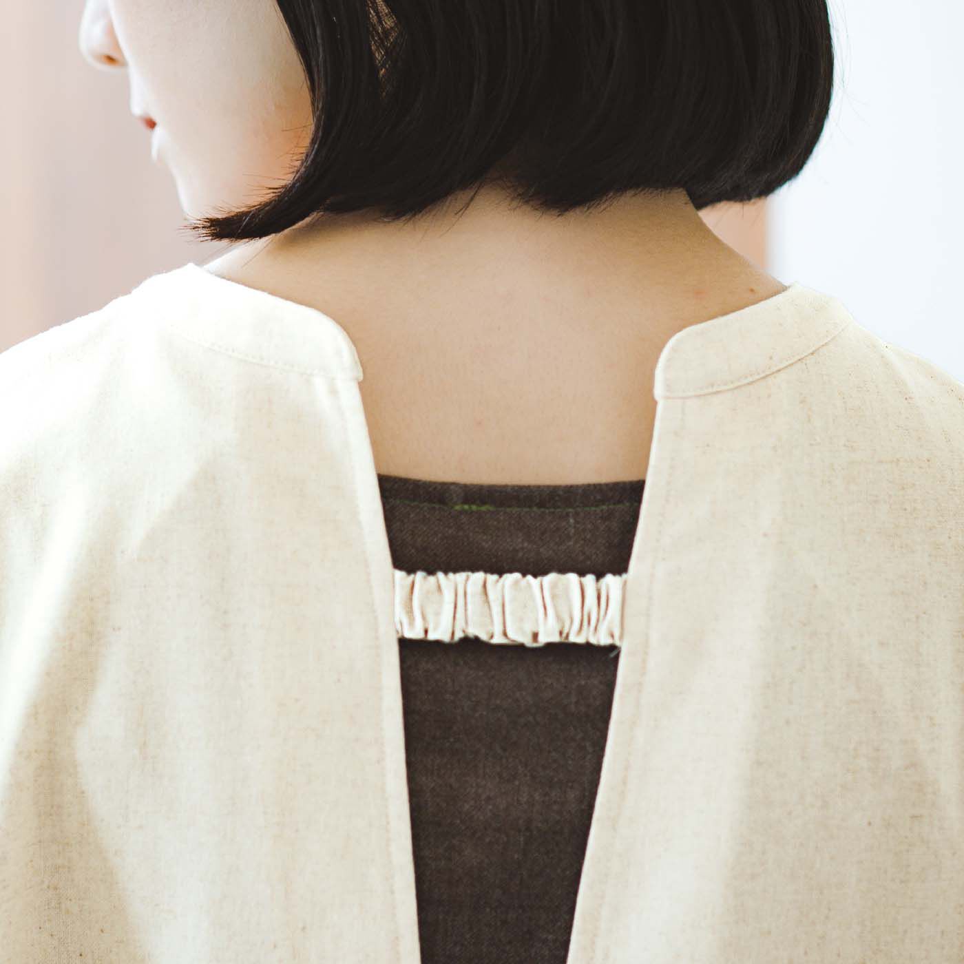 el:ment［エルメント］|【6月分以降お届け】el:ment　伝統をまとう ピンタック入りですっきり見え 綿麻混モダン割烹着チュニックの会|首裏はゴム仕様で着脱しやすく。