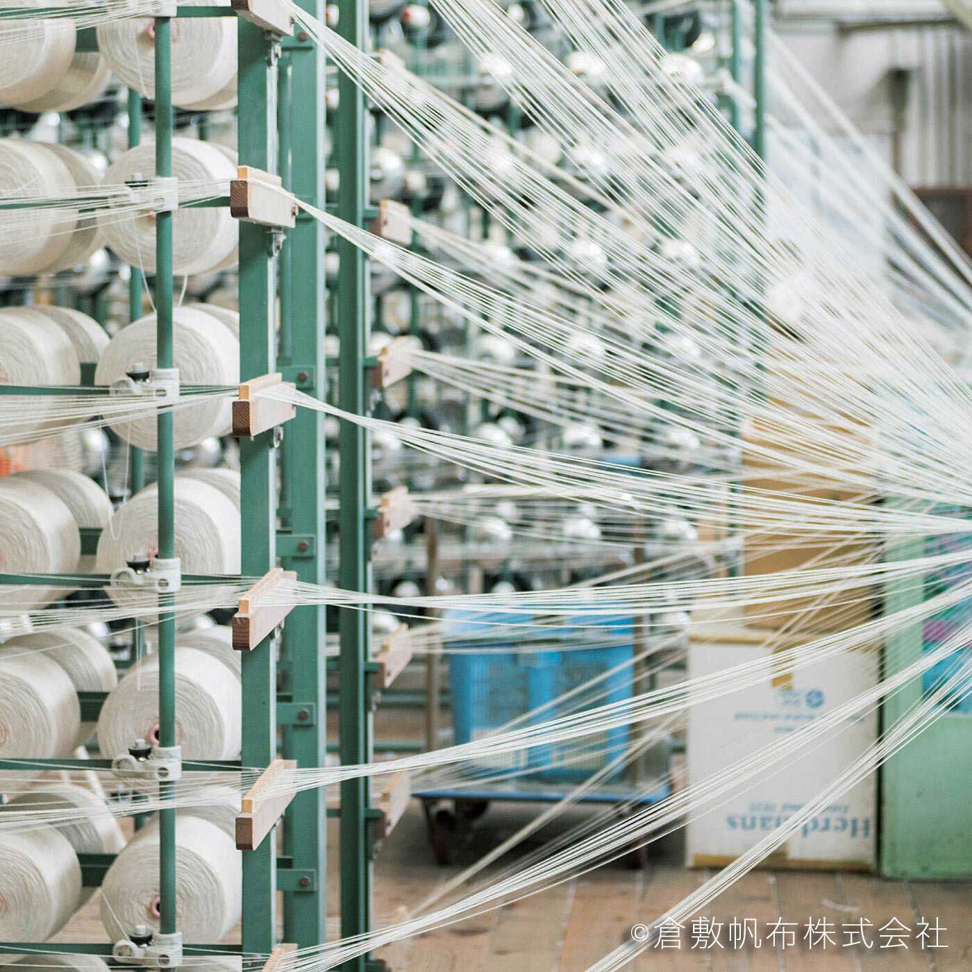 el:ment|el:ment　倉敷帆布と本革遣い　ショルダー遣いもできる　ワイド持ち手のワンハンドバッグ〈スズ〉|日本随一の綿帆布の生産地、倉敷・児島で作られる倉敷帆布。築90年の工場にある1960年代製のシャトル織機は、大切に修理を重ねながら今日も活躍中。職人は「音やにおいからも機械のコンディションがわかる」といいます。