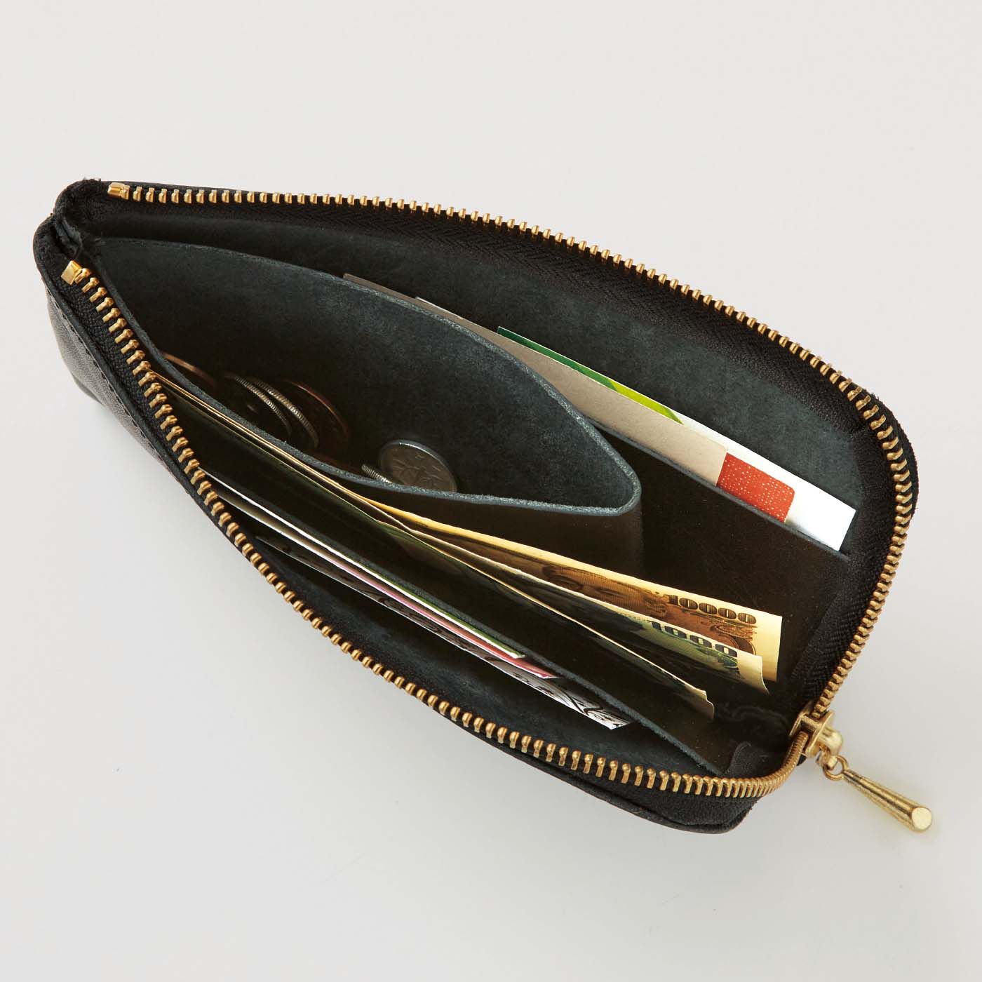 el:ment|el:ment　味わい育てるやわらか栃木レザー オリーブの型押しＬ字長財布〈ブラック〉|仕切りのないカードポケットを左右に。中央には大きめのコインケースを。