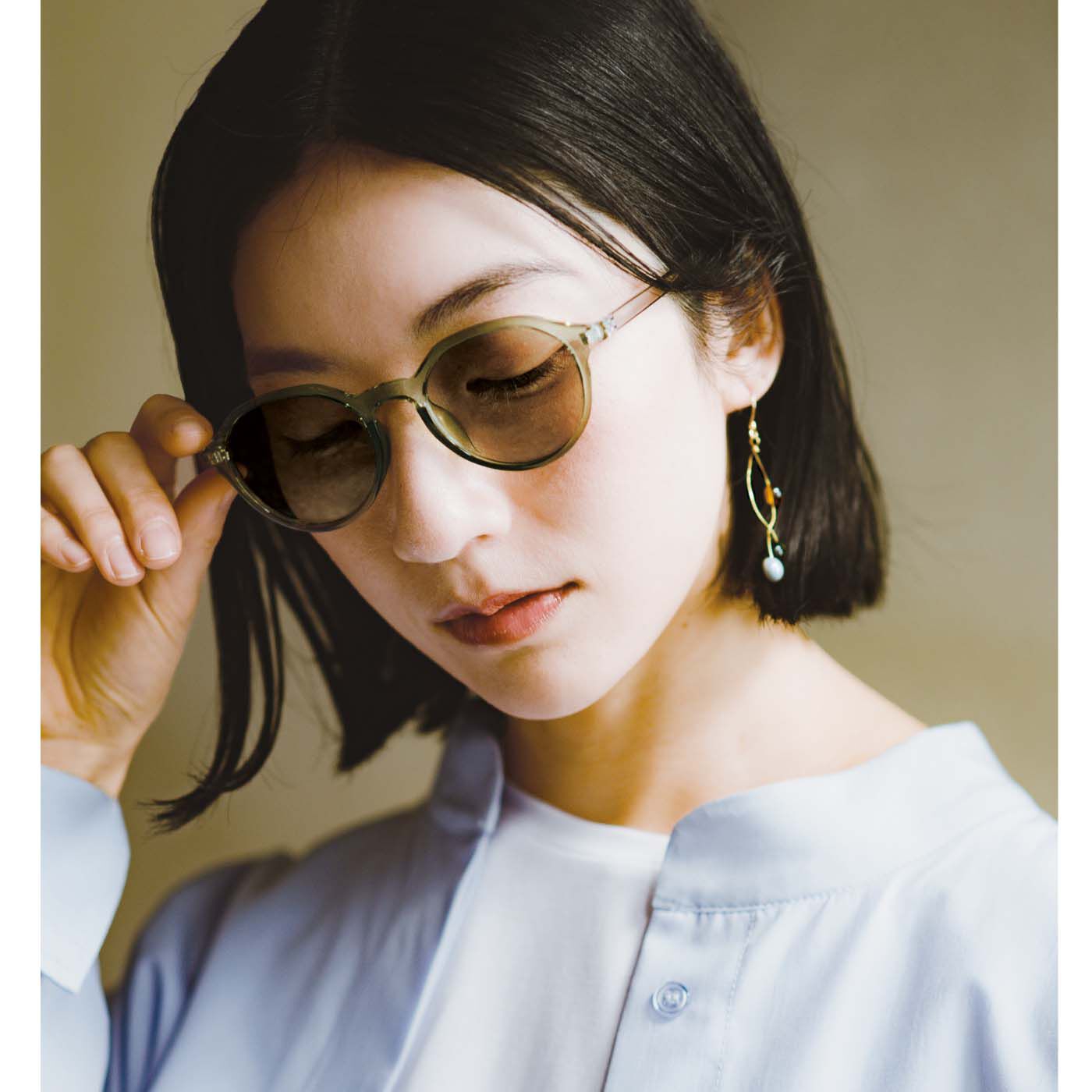 el:ment［エルメント］|【6月分以降お届け】el:ment　日々に馴染む伝統色 日差しに合わせて自然に調光UVカットグラスの会|〈柳鼠（やなぎねず）色〉　様々な顔立ちに似合いやすいクラウンパント型。