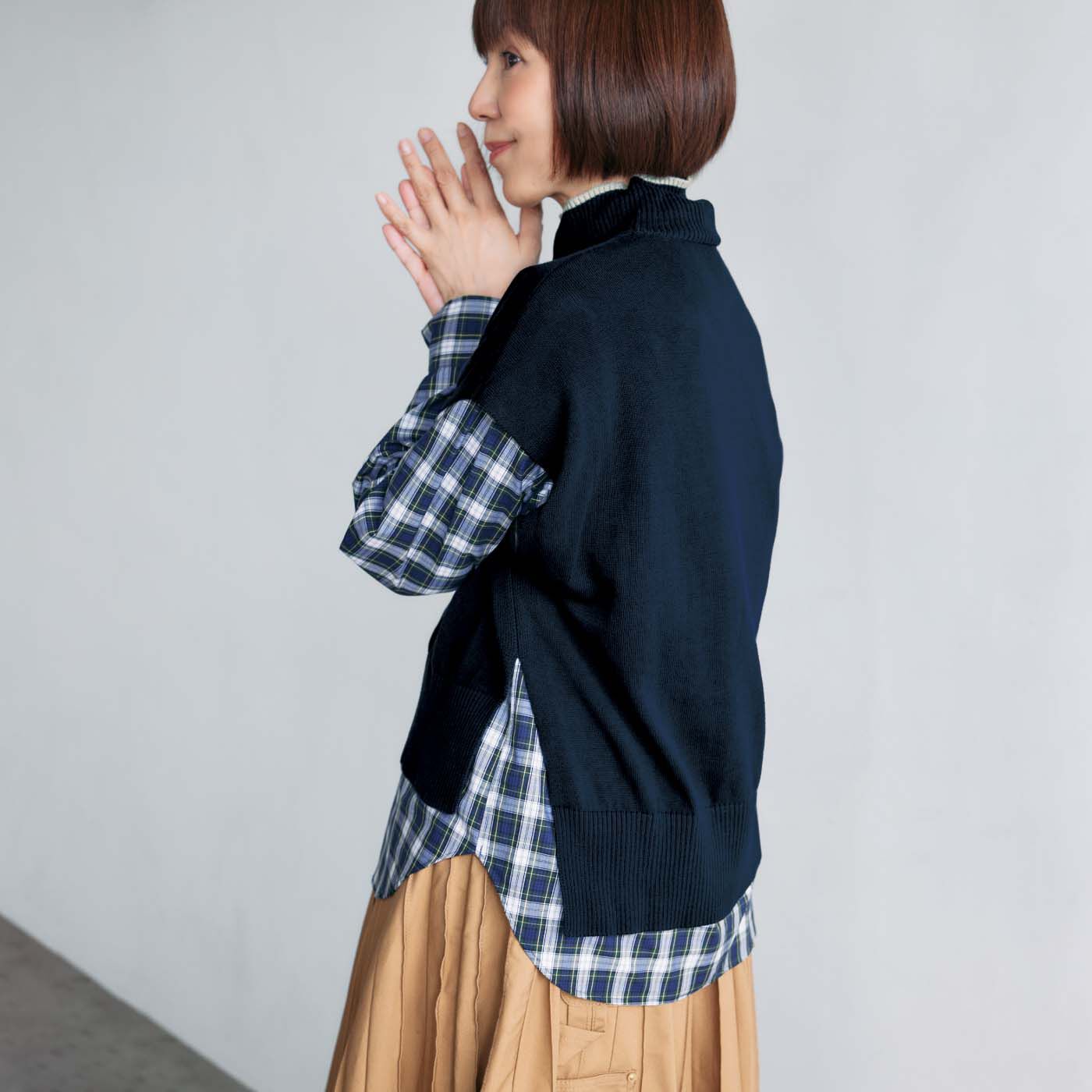 el:ment［エルメント］|大人の女史会×el:ment　首もとシルクたっぷり 好印象カラーのハイネックニットベストの会|深めのスリットと前後差のあるすそが、重ねたときのすっきりバランスを演出。